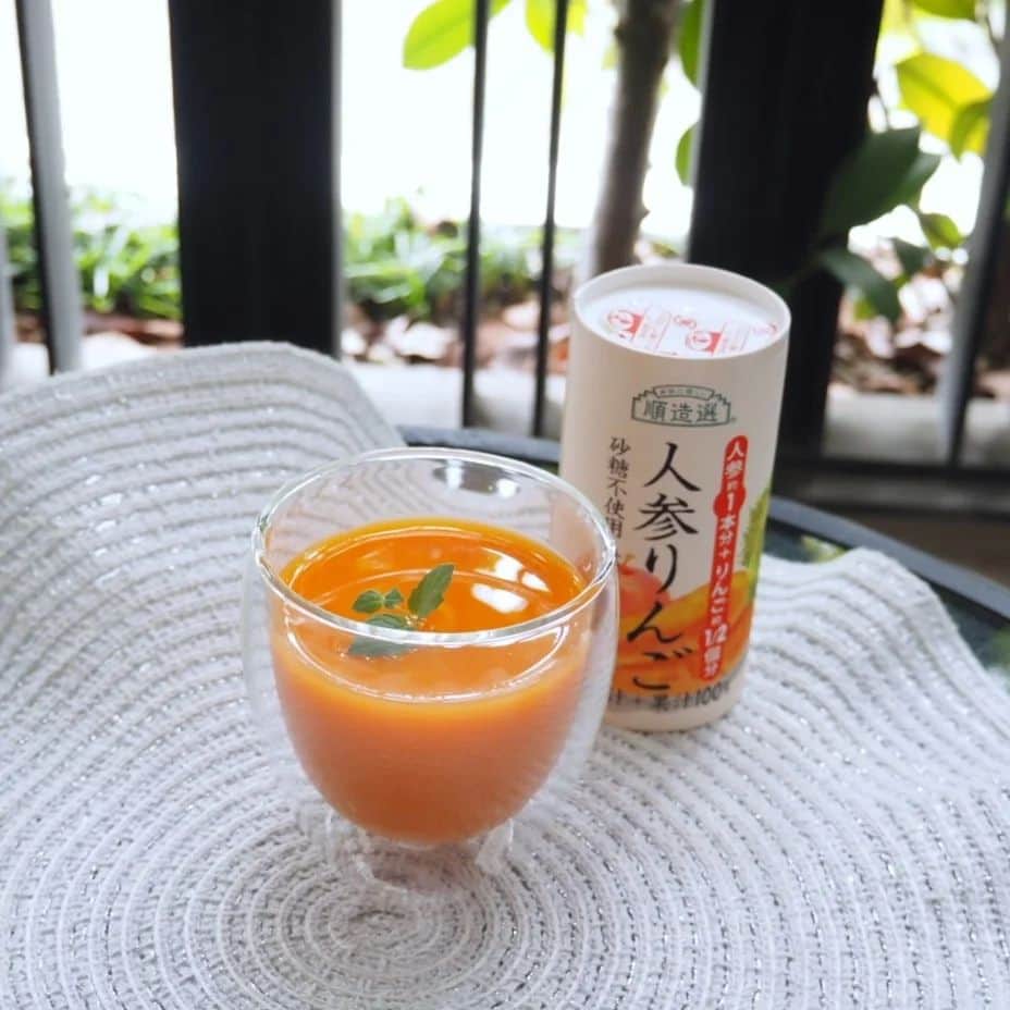 Kuboi Ayumiさんのインスタグラム写真 - (Kuboi AyumiInstagram)「果汁100％・無添加で甘い人参りんごジュースでひと休み！  我が家では基本的にジュースはあまり飲まないのですが、無添加・果汁100％のものは家族で飲んだりしています。  最近飲んでみて、はまったのは順造選の「人参りんごジュース」。 一本でにんじん約1本とりんご約1/2個分の栄養素がギューッとつまっています。 砂糖も使っていない無添加ジュースなのに、とっても甘い♡ そのまま電子レンジで温めができるので、寒いときはホットでも楽しめて、料理にも使えます。  娘たちと一緒に飲んでいるこのジュースがもらえちゃうキャンペーンが開催中！  公式アカウントからぬりえをダウンロードして、完成したぬりえをInstagramにアップすればOK。 優秀作品に選ばれた方には「人参りんごジュース」をプレゼント！  無料で参加できるので、ぜひチャレンジしてみてくださいね。  ◆コンテスト詳細はこちら　⇒　@junzosen_shop  ○+●+○+●+○+●+○+●+○+●+○+●+○+●  @himekagami　←check♡  おうちごはん が楽しくなるお取り寄せグルメ や 簡単＆時短ごはん、育児情報など発信中！ 投稿が気に入ったら保存&フォローしていただけるとうれしいです。 いつもありがとうございます(^^)  ○+●+○+●+○+●+○+●+○+●+○+●+○+●  #ぬりえ #プレキャン #プレゼントキャンペーン #プレゼント企画  #順造選こどもぬりえコンテスト #人参りんごジュース #にんじんりんごジュース #人参ジュース  #にんじんジュース #人参 #順造選 #こどものいる暮らし #マルカイリグラム」7月13日 12時29分 - himekagami