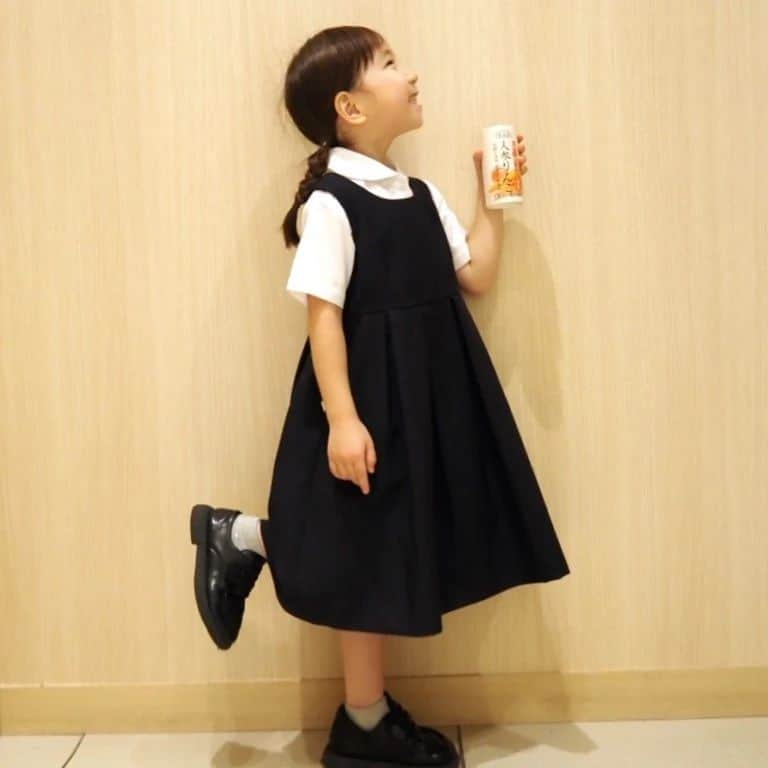 Kuboi Ayumiさんのインスタグラム写真 - (Kuboi AyumiInstagram)「果汁100％・無添加で甘い人参りんごジュースでひと休み！  我が家では基本的にジュースはあまり飲まないのですが、無添加・果汁100％のものは家族で飲んだりしています。  最近飲んでみて、はまったのは順造選の「人参りんごジュース」。 一本でにんじん約1本とりんご約1/2個分の栄養素がギューッとつまっています。 砂糖も使っていない無添加ジュースなのに、とっても甘い♡ そのまま電子レンジで温めができるので、寒いときはホットでも楽しめて、料理にも使えます。  娘たちと一緒に飲んでいるこのジュースがもらえちゃうキャンペーンが開催中！  公式アカウントからぬりえをダウンロードして、完成したぬりえをInstagramにアップすればOK。 優秀作品に選ばれた方には「人参りんごジュース」をプレゼント！  無料で参加できるので、ぜひチャレンジしてみてくださいね。  ◆コンテスト詳細はこちら　⇒　@junzosen_shop  ○+●+○+●+○+●+○+●+○+●+○+●+○+●  @himekagami　←check♡  おうちごはん が楽しくなるお取り寄せグルメ や 簡単＆時短ごはん、育児情報など発信中！ 投稿が気に入ったら保存&フォローしていただけるとうれしいです。 いつもありがとうございます(^^)  ○+●+○+●+○+●+○+●+○+●+○+●+○+●  #ぬりえ #プレキャン #プレゼントキャンペーン #プレゼント企画  #順造選こどもぬりえコンテスト #人参りんごジュース #にんじんりんごジュース #人参ジュース  #にんじんジュース #人参 #順造選 #こどものいる暮らし #マルカイリグラム」7月13日 12時29分 - himekagami