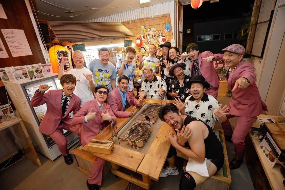 上江洌清作のインスタグラム：「WWWtour2023  仙台GIGS  with 東京スカパラダイスオーケストラ❣️  来年結成35周年のスカパラ兄さん  絶賛ツアー中、忙しい中にも関わらず、一瞬で会場をトップギアに持ってく加速度ハンパない素晴らしいLIVEをありがとうございました‼️  久々のセッション「流れゆく世界の中で」  約10年前に作った曲なのか…と時の流れにも感慨深さを感じながらも、会場の大合唱に背中を押され  スカパラ800でDon't worry be happy‼️  ホーン6管に鍵盤 ギター2本のソロバトル❤️‍🔥  加えて  粒さんVS欣ちゃんw  とにかくボリューミー  壮大なステージに感無量‼️  個人的にスカパラ800野外で見て〜🫣  そんなLIVEでした🙏🤙🏾🌴  photo by @saru_0305   #mongol800   #モンパチ  #東京スカパラダイスオーケストラ  #スカパラ  #スカパラ800  #スカパチ」