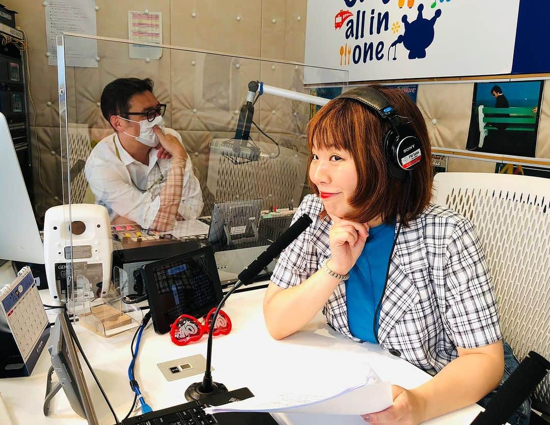 小出真保さんのインスタグラム写真 - (小出真保Instagram)「13時間から生放送📻3時間ひとりでおしゃべりします🗣️  是非、スマホアプリ📱FMプラプラでも聴けるのでよろぴく。 FM salus。  テーマ「こんなクラスメイトいたな〜」  15時台→「◯◯といえば？サルオル総選挙！」 今日は「かき氷といえば…？」で思い付くものを送ってください🙇‍♂️  ※イッツコムチャンネル10での放送はお休みです。  ✉️msg@fm-salus.jp ★YouTubeLive fm-salus.jp/index.php  👕👚下北沢のお店💙」7月13日 12時33分 - mahokoide