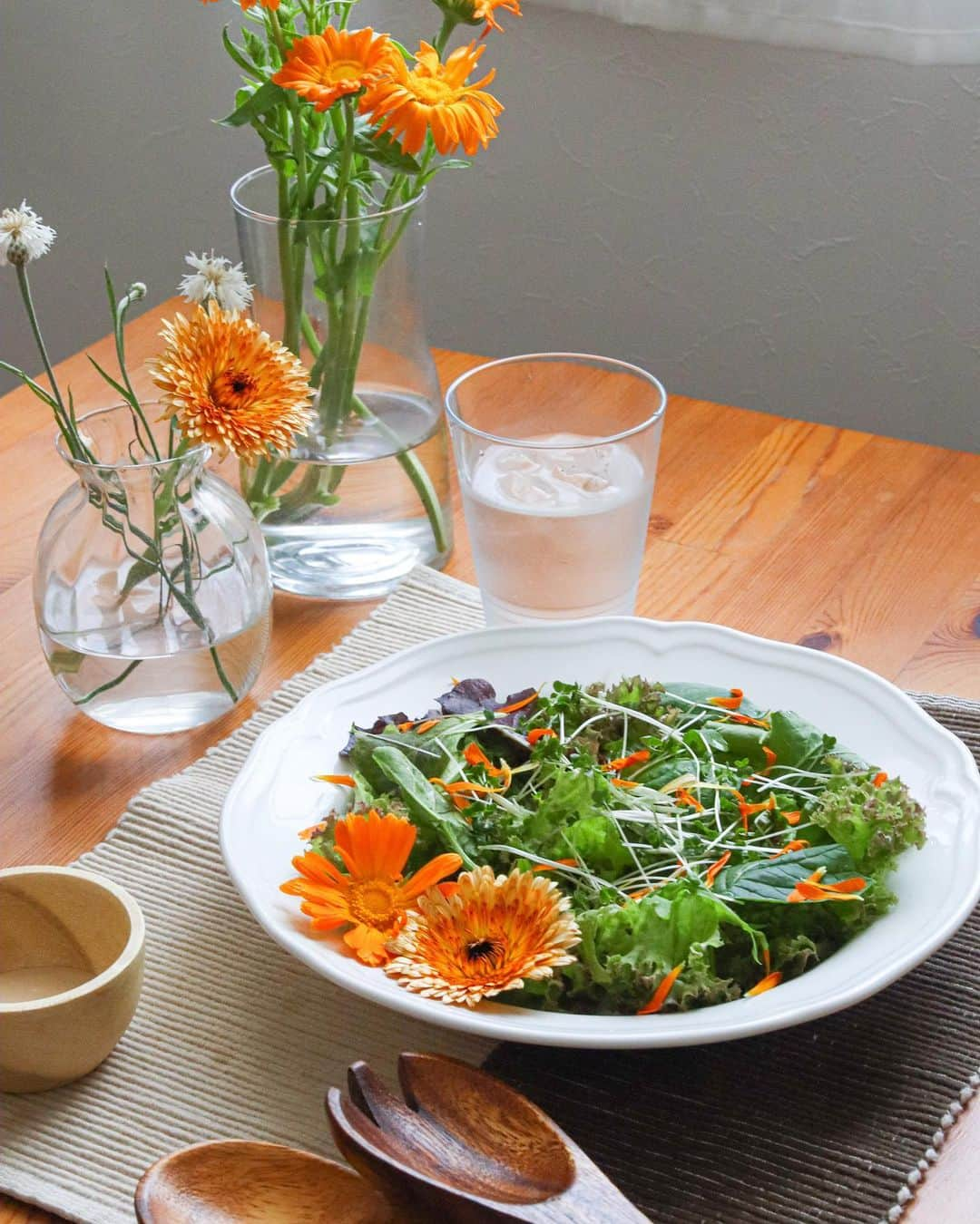 sayoko_betseyのインスタグラム：「Calendula Salad🥗🌼 ⁡ シェアファーム3年目にして、やっとカレンデュラの使い方が上手くなってきた気がする🌼 ⁡ サラダに入れたり、ハーブティーにしたり。 美容オイル作りはまだできてないけど、やってみたい🧡 ⁡ 花たちは夏になると一気に咲いて、摘んだりお手入れしないといけない🐰正直私は全然追いついてないけれど。。 ⁡ 家の色んな場所がハーブ乾かし場になってきた7月🌿 ⁡ #calendula #sapporo #hokkaido #hokkaidolife #北海道 #北海道生活 #札幌 #カレンデュラ #ハーブ #ハーブのある暮らし #エディブルフラワー #北海道に恋してる #常備菜 #シェアファーム #週末野心 #夏夜日記」