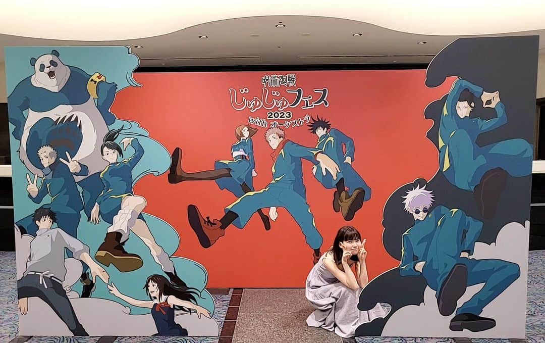 桜羽萌子のインスタグラム：「呪術2期見てますかー!?  もうOPもEDも本編もスタッフさんたちの気合いの塊で大変なことになってますね。はあ、、すき、、、。  この間じゅじゅフェスはなんとじゅじゅフェスに参戦してきました! フェスではみなさん素敵だったのだけど特に赤ちゃんの時から聞いてきた緒方さんの声のお芝居を生で聞けて、肉眼でお芝居している姿を見られて震えが止まりませんでした。 そのシーンを生きているどころかそこに、いる、というか。完全に乙骨くんがそこで呼吸して戦っていました。うん、ちょっとなんて言葉にしたら良いのかわからない。 収録されたものも勿論良いんだけどそれとは別物で、生の方がそりゃ良いよねとかいう次元じゃなく別物と感じさせる力量がすごい。これが緒方さんという人なんだ...。受けるものが大きすぎて魂異空間に飛んじゃうかと思ったし気づいたら自然と泣いてた。 今まで実際には使われなかった音声シリーズとかで緒方さんのお芝居全部聞けたら良いのに。」