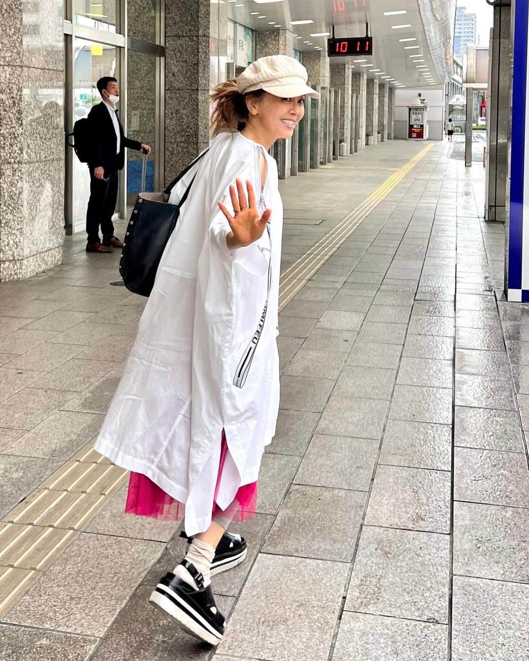 熊谷真実さんのインスタグラム写真 - (熊谷真実Instagram)「今日は大阪へ。  雨に会いませんように。  写っちゃってる方ごめんなさい #熊谷真実 #大阪久しぶり #行ってきます #暑いですね」7月13日 12時42分 - mami_kumagai310