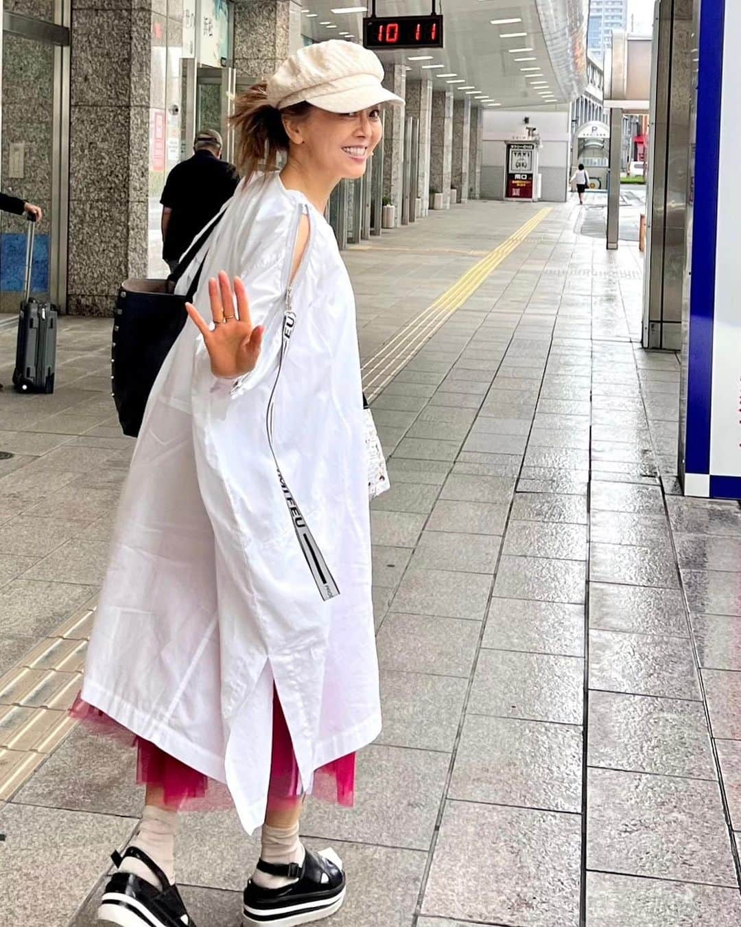 熊谷真実さんのインスタグラム写真 - (熊谷真実Instagram)「今日は大阪へ。  雨に会いませんように。  写っちゃってる方ごめんなさい #熊谷真実 #大阪久しぶり #行ってきます #暑いですね」7月13日 12時42分 - mami_kumagai310