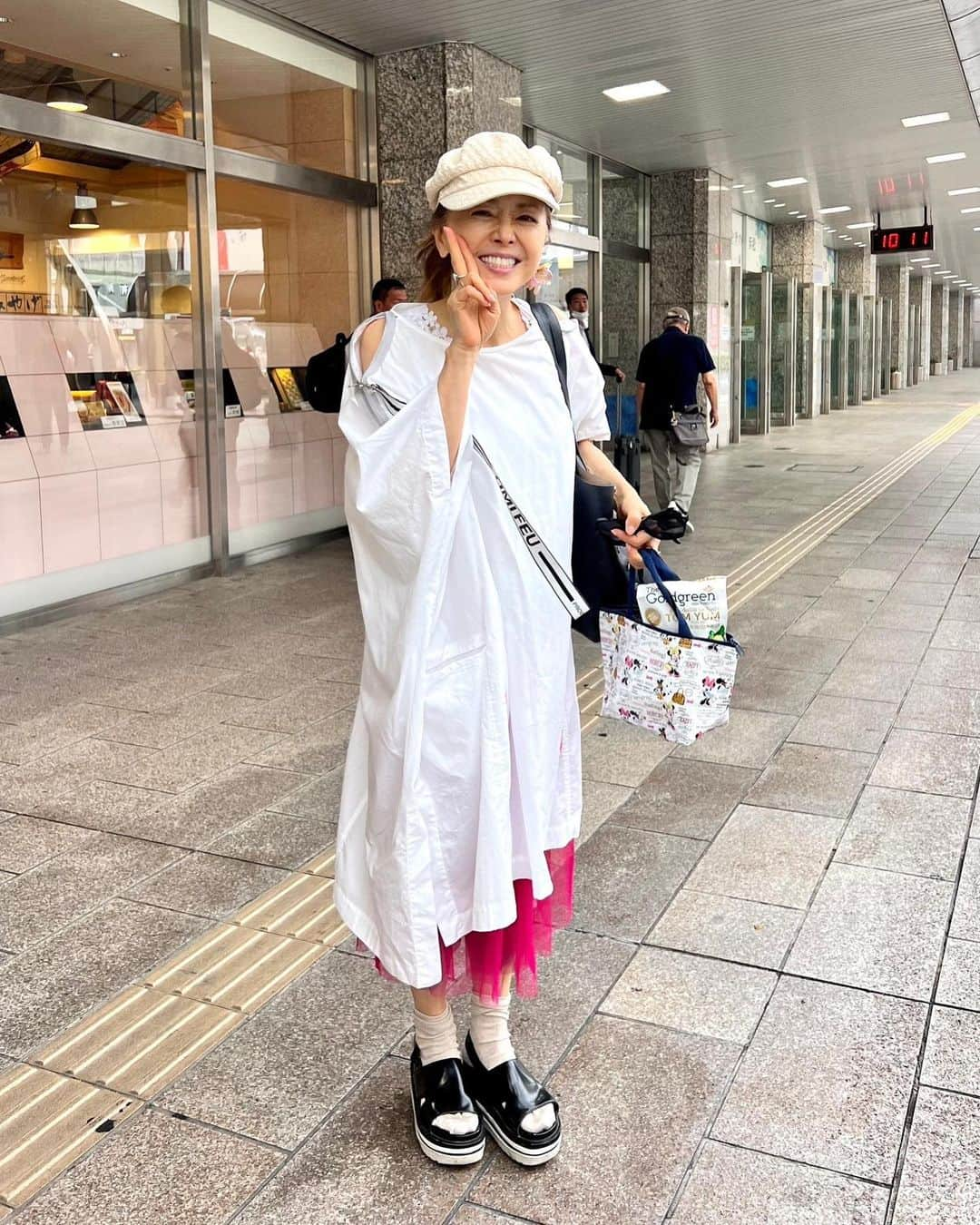 熊谷真実さんのインスタグラム写真 - (熊谷真実Instagram)「今日は大阪へ。  雨に会いませんように。  写っちゃってる方ごめんなさい #熊谷真実 #大阪久しぶり #行ってきます #暑いですね」7月13日 12時42分 - mami_kumagai310