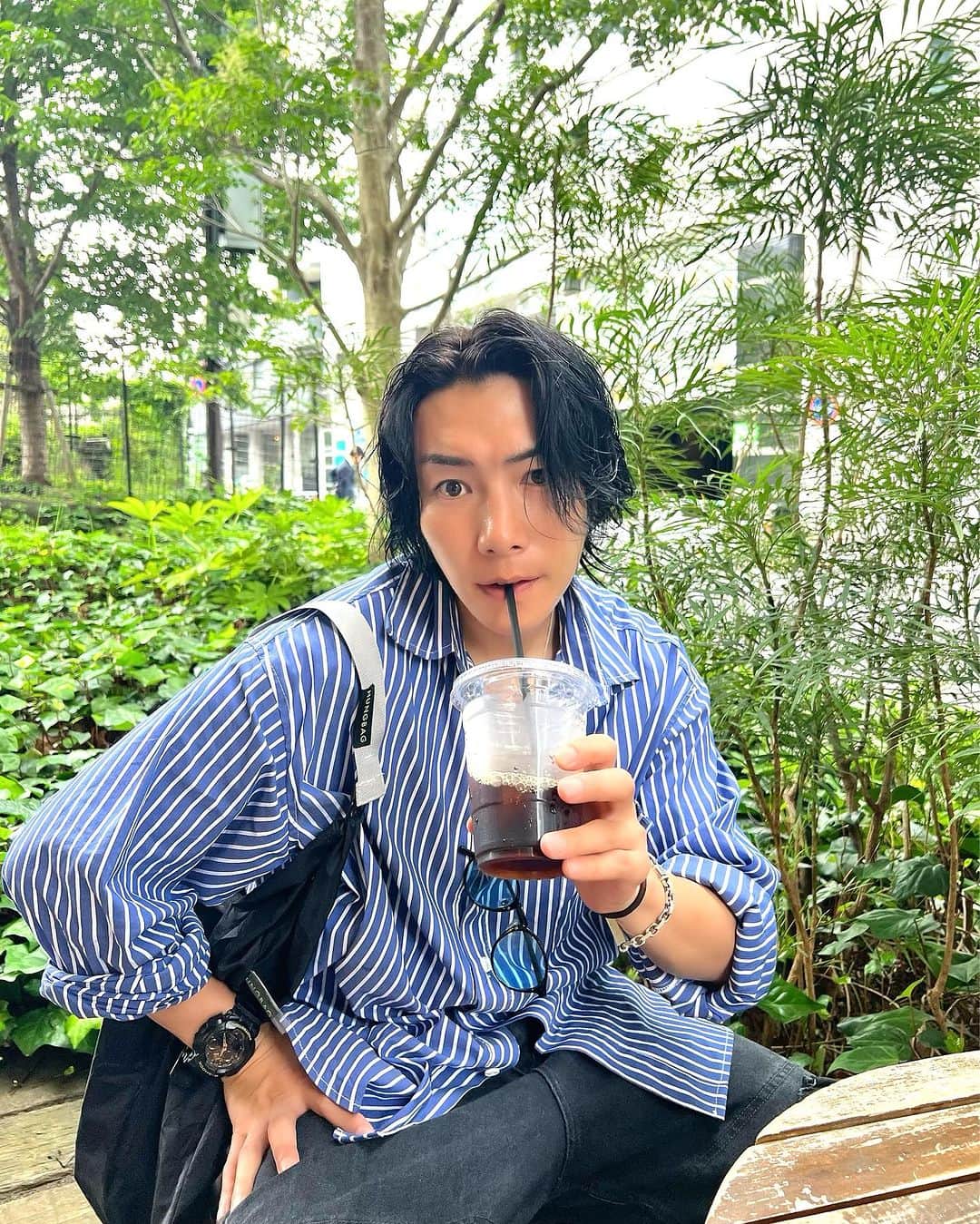 ジョーブログのインスタグラム：「おはよう！チャンネル登録が205万人になりました。みんないつもありがとうな。 やっとスタートラインに来たって気持ちやわ。 こっからが大事や。満足せずに躍進するぞ！  P.S. 飲んだ次の日、目と顔が著しく俺はパンパンなるねんけど皆んなどうしてる？🤣」