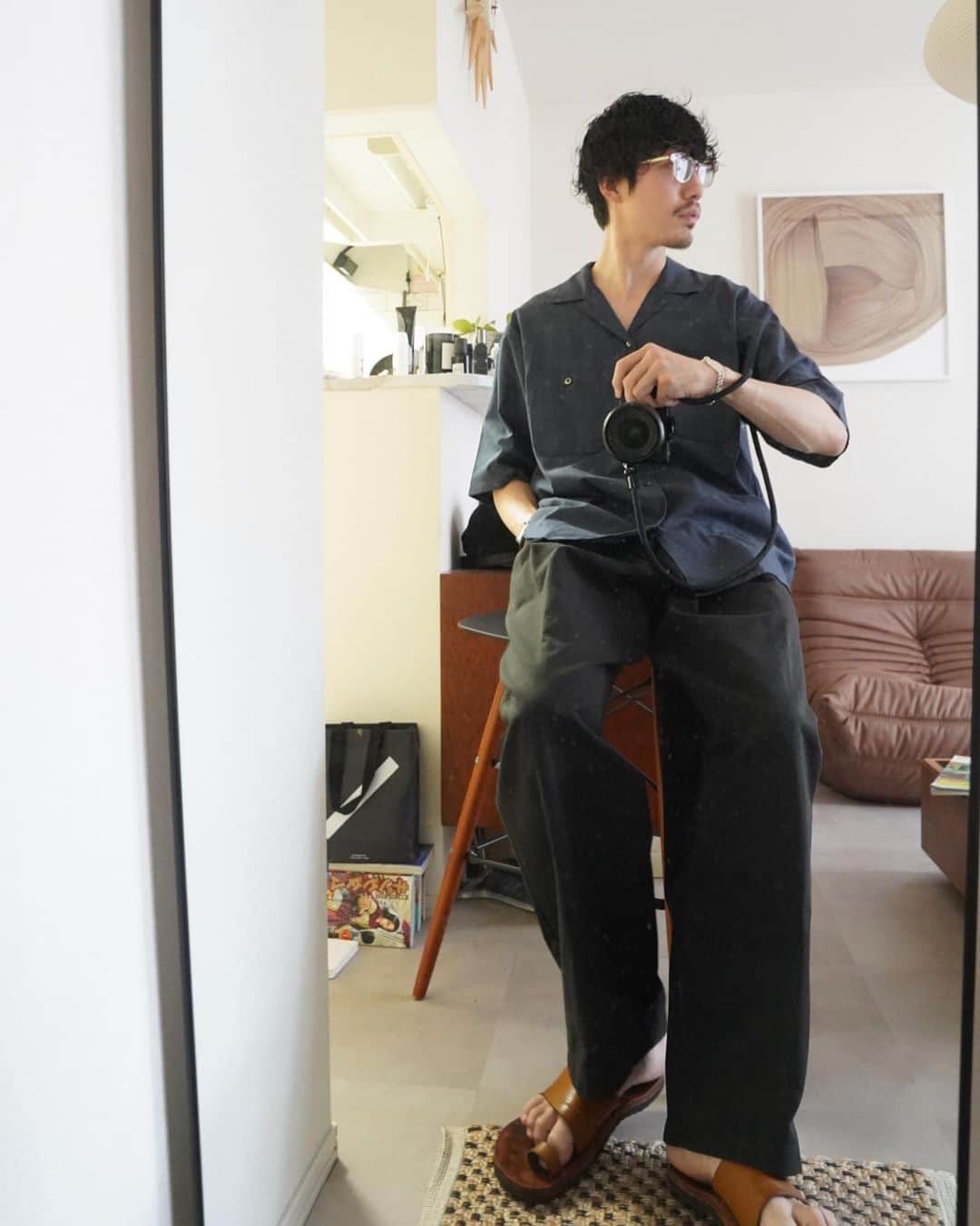 のインスタグラム：「ULTERIORの半袖シャツにRAKINESのワイドパンツで夏の装い🌱 shirt: @ulterior_jp  pants: @rakines_official  shoes: @juttaneumannny  eyewear: @yuichi_toyama_official  bag: NICENESS  #春服#ootd #COMOLI#ulterior #niceness #rakines  #白t」