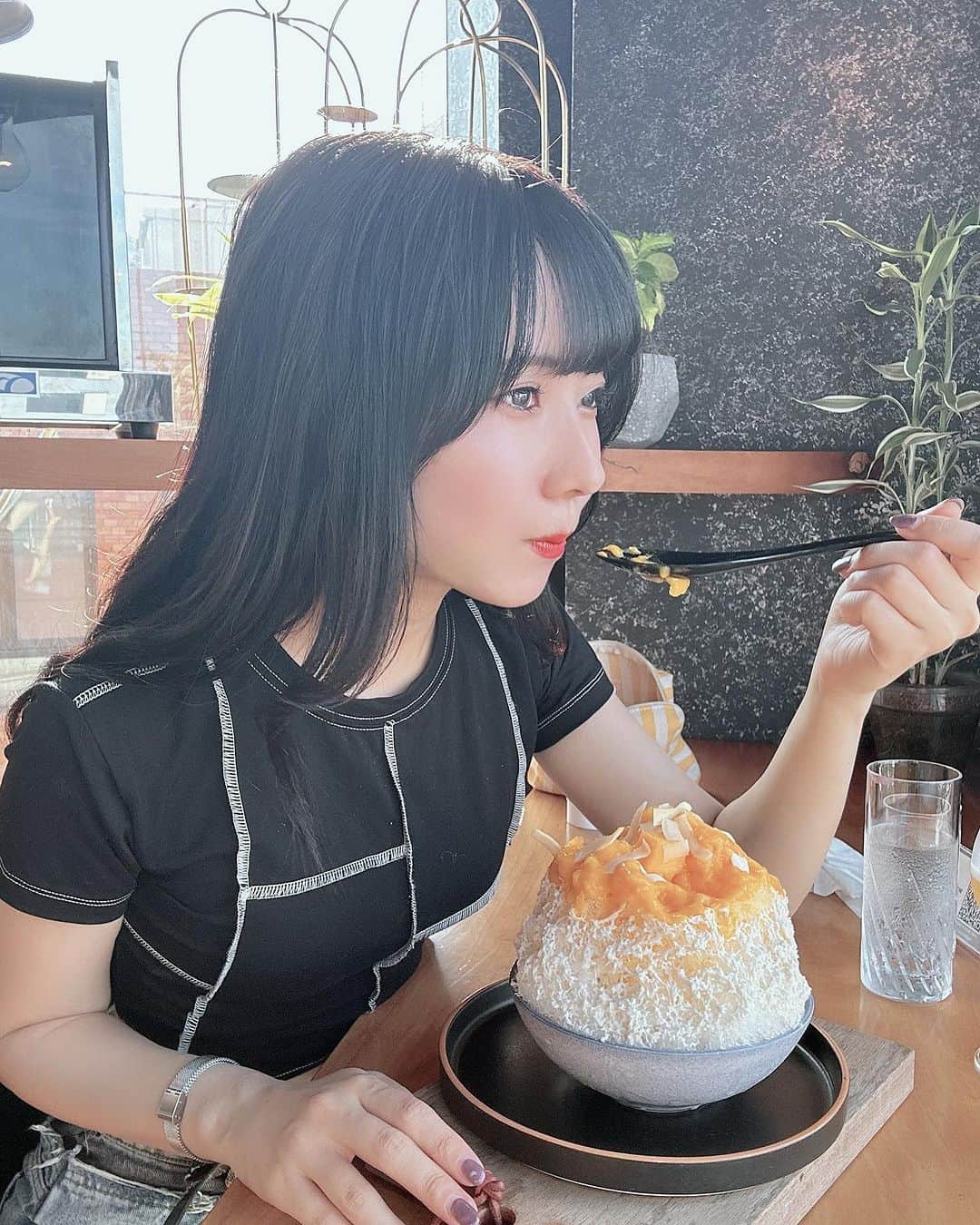 鳴上なごねさんのインスタグラム写真 - (鳴上なごねInstagram)「夏はやっぱかき氷🍧だよね  マンゴーたっぷり＆ココナッツもあって食べ進めるたびに美味しかったです🥭✨  ペアリングでビールもいただきました🍺かき氷とビール、幸せすぎた…  ご馳走様でした🧡  #PR @flightlounge_shimokitazawa #flightlounge #東京かき氷 #下北沢スイーツ #下北沢カフェ #下北沢グルメ#マンゴー #ビール #selfie #他撮り #ノーマルカメラ」7月13日 12時52分 - narug0d