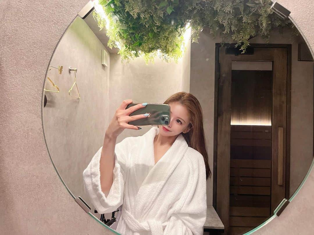 じゅりあんぬのインスタグラム：「サウナの日🧖‍♀️ ⁡ ⁡ ⁡ ⁡先日お邪魔させて頂いたMOTOYAMA SAUNA💙 完全個室でとてもリラックスできた🥹 1人時間が大好きなわたしにはたまらない！！ ⁡ ⁡ ⁡ ⁡ アメニティもたくさんあってぜーんぶいい匂い♡ またすぐ行こーっと🥰 ⁡ ⁡ ⁡ ⁡ ⁡⁡#プライベートサウナ#サウナ#本山サウナ#名古屋サウナ#サウナ女子#サ活#本山#おしゃれ空間#1人時間#いいね  #sauna#relaxtime#likeforlikes#japanese#nagoya#motoyamasauna#saunatime#asian#makeup#lookoftheday」