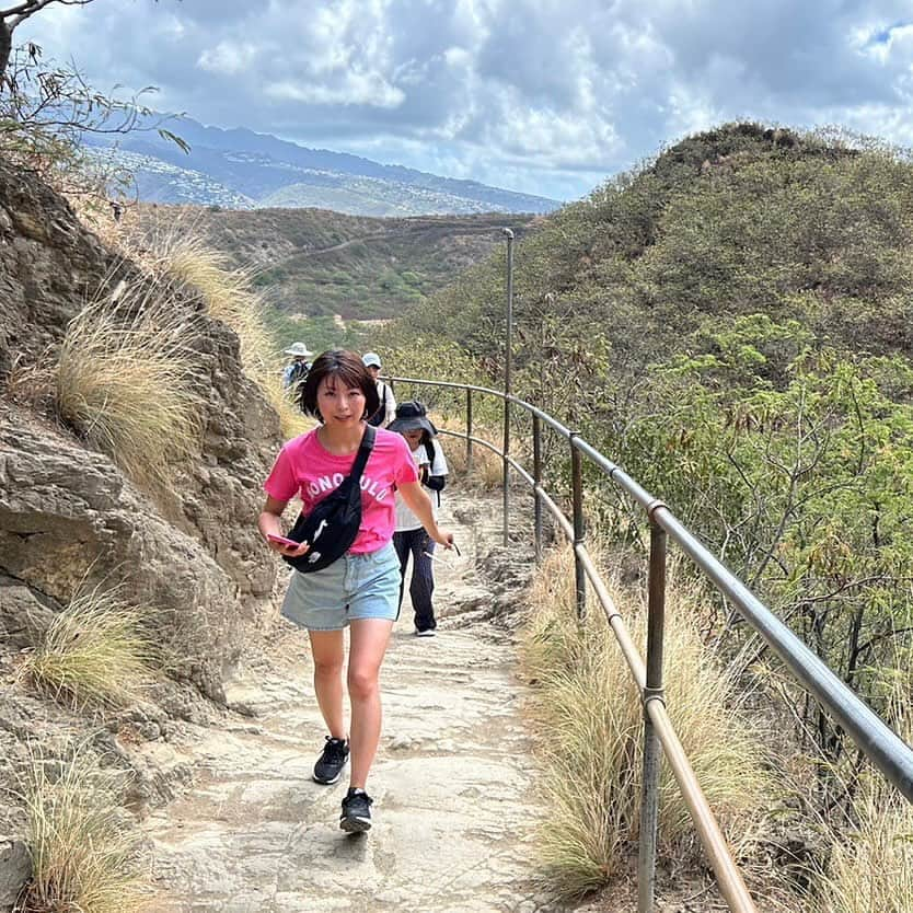 小尾渚沙さんのインスタグラム写真 - (小尾渚沙Instagram)「初めてのダイヤモンドヘッド登山⛰️  「よーし！頑張って登るぞ〜😆💪🏼」 （写真1枚目） ↓↓ 余裕が無くなり、汗だくで険しい表情に🤣🤣 （写真2枚目）  たどり着いた先の景色は本当に本当に素晴らしかったです😭✨ 360度のパノラマビューに感動しました‼️✨  ダイヤモンドヘッドはネットからの事前予約が必要なので、行く予定のある方は気をつけて下さいね💕 . . #時差投稿 #ハワイ#ハワイ旅行 #新婚旅行  #ダイヤモンドヘッド #ダイヤモンドヘッド登山  #ハワイの絶景 #ハワイ観光#hawaiitrip #diamondhead  #diamondheadtrail #trip #フリーアナウンサー #小尾渚沙」7月13日 13時05分 - obi_nagisa