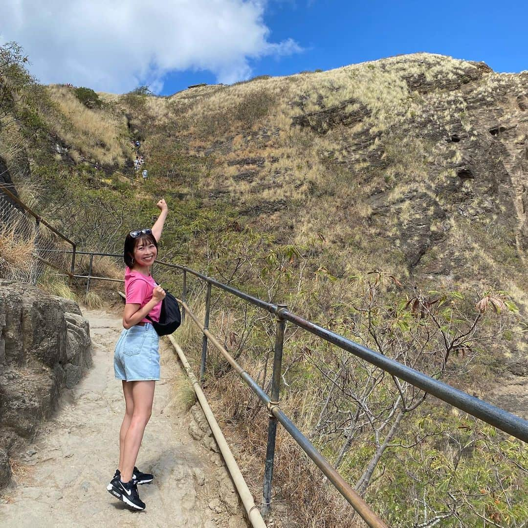 小尾渚沙のインスタグラム：「初めてのダイヤモンドヘッド登山⛰️  「よーし！頑張って登るぞ〜😆💪🏼」 （写真1枚目） ↓↓ 余裕が無くなり、汗だくで険しい表情に🤣🤣 （写真2枚目）  たどり着いた先の景色は本当に本当に素晴らしかったです😭✨ 360度のパノラマビューに感動しました‼️✨  ダイヤモンドヘッドはネットからの事前予約が必要なので、行く予定のある方は気をつけて下さいね💕 . . #時差投稿 #ハワイ#ハワイ旅行 #新婚旅行  #ダイヤモンドヘッド #ダイヤモンドヘッド登山  #ハワイの絶景 #ハワイ観光#hawaiitrip #diamondhead  #diamondheadtrail #trip #フリーアナウンサー #小尾渚沙」