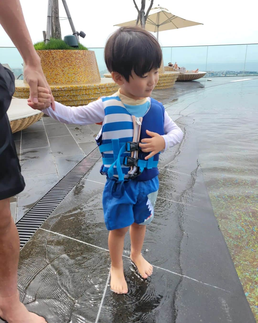 田辺岬のインスタグラム：「済州の色々🍊 . 息子がとにかくプールを楽しんでくれて帰る日の午前中も行きました🏊‍♂️ ドーナツも食べて🍩 ルームサービスも美味しくて🍽️ 部屋からの景色も良くて 💮 モクサルも食べました😋  あぁ～楽しかった🥰 .」