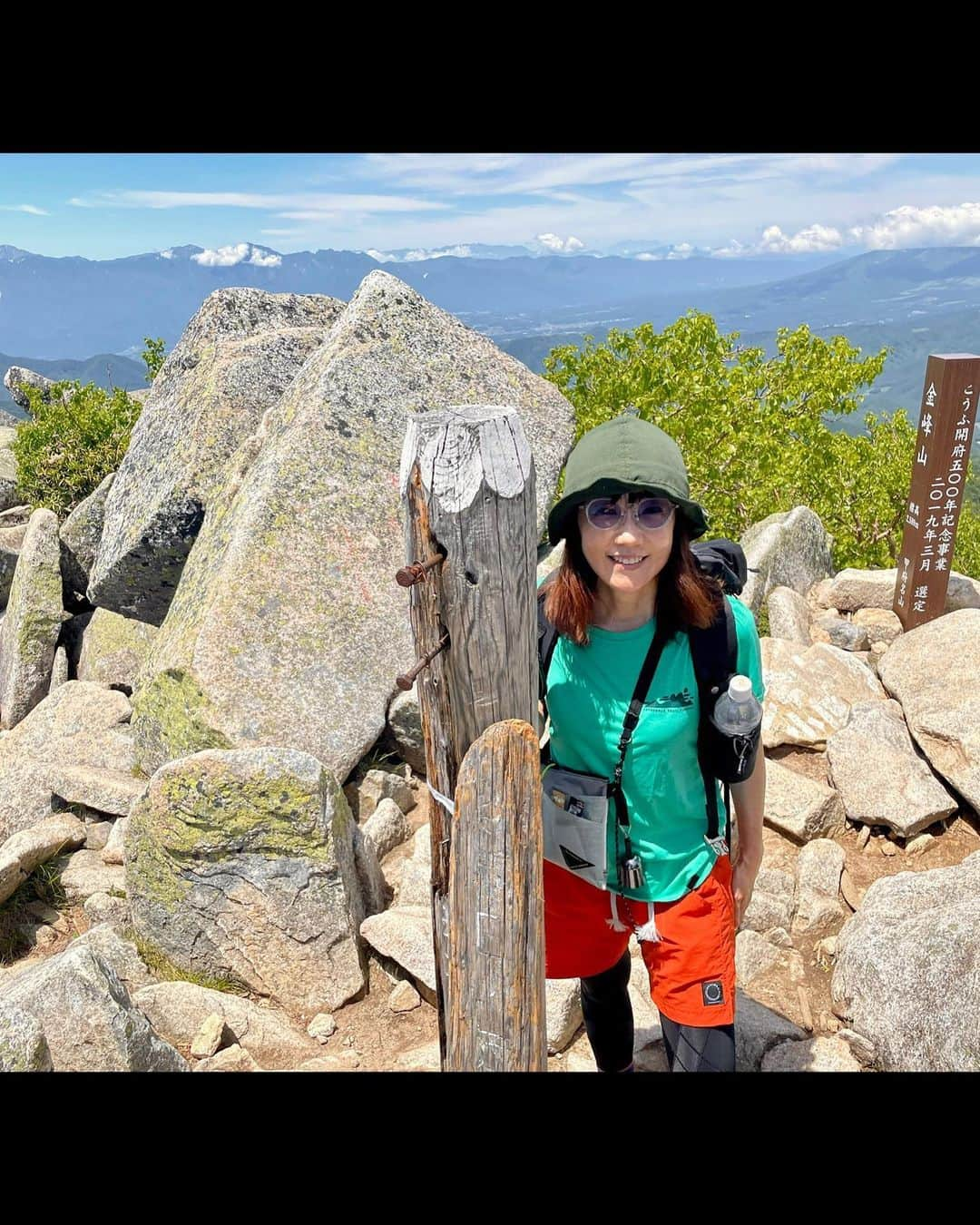 唐橋ユミさんのインスタグラム写真 - (唐橋ユミInstagram)「⛰️⛰️⛰️  山梨と長野にまたがる金峰山へ。 標高2599m。  勝沼IC出口からぶどう畑が広がるフルーツラインを進みのどかな景色を楽しんだあとは、つづら折りの林道を走ります。 今回は大弛峠からの登山。 日本最高所の車で行ける峠🚗ということで、くねくねとひたすら1時間走ります。 カーブミラーを頼りに慎重に。 登山口に着いたころには肩が強張ってた😬 こういう道は、前の車に、お願いだから道を譲らないでくださいー😭と祈っています。 平日の駐車場は８時半で３割ほど余裕がありました。  🎒⛰️ 大弛峠→朝日岳→金峰山 甲府市の最高気温は35度。 でも樹林帯の山中は、汗にひんやりと風が触れて気持ちよかった！  朝日岳の先はザレ場。 虻とコバエが多かった🪰虫除けネットをかぶるほどではなかったけど。  圧巻だったのは山頂標識の奥にそびえ立つ五丈岩！巨岩！下の赤い鳥居⛩️、見えますか😆 江戸時代まで修験道の一大霊場だったそうです。 富士山に南アルプス、八ヶ岳連峰を眺めながら、昆布と梅おにぎりでひと休み🍙  下りは、膝を痛めない歩き方を試行錯誤しながらてくてくと。🚶🚶  登りの途中でこんなに下る？！と感じたこともあったけど、これはきっつーい😓という箇所もなかったな！  次はあの山へ。😉  #金峰山 #日本百名山」7月13日 12時59分 - yumikarahashi