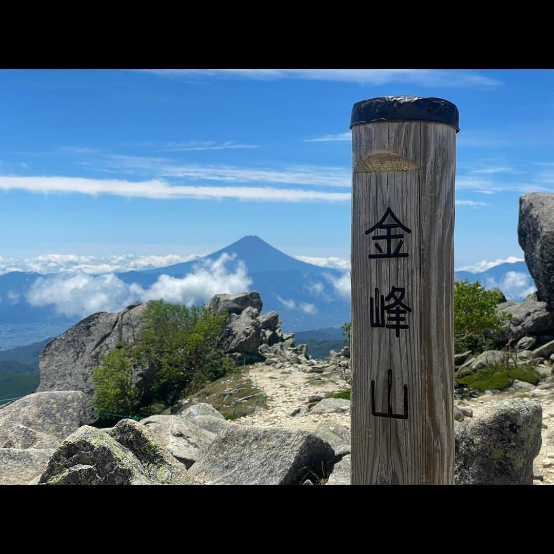 唐橋ユミさんのインスタグラム写真 - (唐橋ユミInstagram)「⛰️⛰️⛰️  山梨と長野にまたがる金峰山へ。 標高2599m。  勝沼IC出口からぶどう畑が広がるフルーツラインを進みのどかな景色を楽しんだあとは、つづら折りの林道を走ります。 今回は大弛峠からの登山。 日本最高所の車で行ける峠🚗ということで、くねくねとひたすら1時間走ります。 カーブミラーを頼りに慎重に。 登山口に着いたころには肩が強張ってた😬 こういう道は、前の車に、お願いだから道を譲らないでくださいー😭と祈っています。 平日の駐車場は８時半で３割ほど余裕がありました。  🎒⛰️ 大弛峠→朝日岳→金峰山 甲府市の最高気温は35度。 でも樹林帯の山中は、汗にひんやりと風が触れて気持ちよかった！  朝日岳の先はザレ場。 虻とコバエが多かった🪰虫除けネットをかぶるほどではなかったけど。  圧巻だったのは山頂標識の奥にそびえ立つ五丈岩！巨岩！下の赤い鳥居⛩️、見えますか😆 江戸時代まで修験道の一大霊場だったそうです。 富士山に南アルプス、八ヶ岳連峰を眺めながら、昆布と梅おにぎりでひと休み🍙  下りは、膝を痛めない歩き方を試行錯誤しながらてくてくと。🚶🚶  登りの途中でこんなに下る？！と感じたこともあったけど、これはきっつーい😓という箇所もなかったな！  次はあの山へ。😉  #金峰山 #日本百名山」7月13日 12時59分 - yumikarahashi