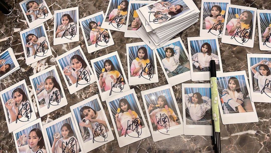 愛内里菜のインスタグラム：「今週15日から いよいよLIVEスタートです！！ ⁡ 会場には来れないみなさま！ ツイキャスでリアルタイムで 配信を見ることができます！ 配信チケットも販売中です！ ⁡ 詳しくは愛内里菜オフィシャルHP チェックしてください‼️ ⁡ ライブ会場限定グッズ サイン入りチェキ！ 今もまだ仕込み中😙 ⁡ お一人様一枚まで 会場でチェックしてみてください😌🙏 ⁡  😆YouTube！ 「愛内里菜オフィシャルチャンネル」  ⁡ 🐦Twitter 愛内里菜 official @RRikakakiuchi ⁡ ⁡ 😆TikTok 愛内里菜/Rina Aiuchi 　 🟥17配信 愛内里菜_official ⁡ #チェキ　#ライブグッズ #愛内里菜  #歌手 再始動 #垣内倶楽部  #バンド   #ライブ #一体化 #絆 #盛り上がりたい  #感謝  #23周年　 #YouTube #ユーチューバー#TikTok ⁡」
