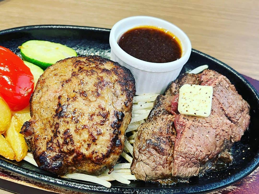 アクア新渡戸のインスタグラム：「久しぶりにランチで ハンバーグとハラミステーキ🥩  (´,,•ω•,,｀) わわっ 大興奮🤤   #家族でランチ  #ステーキハンバーグ  #肉欲満たされた」