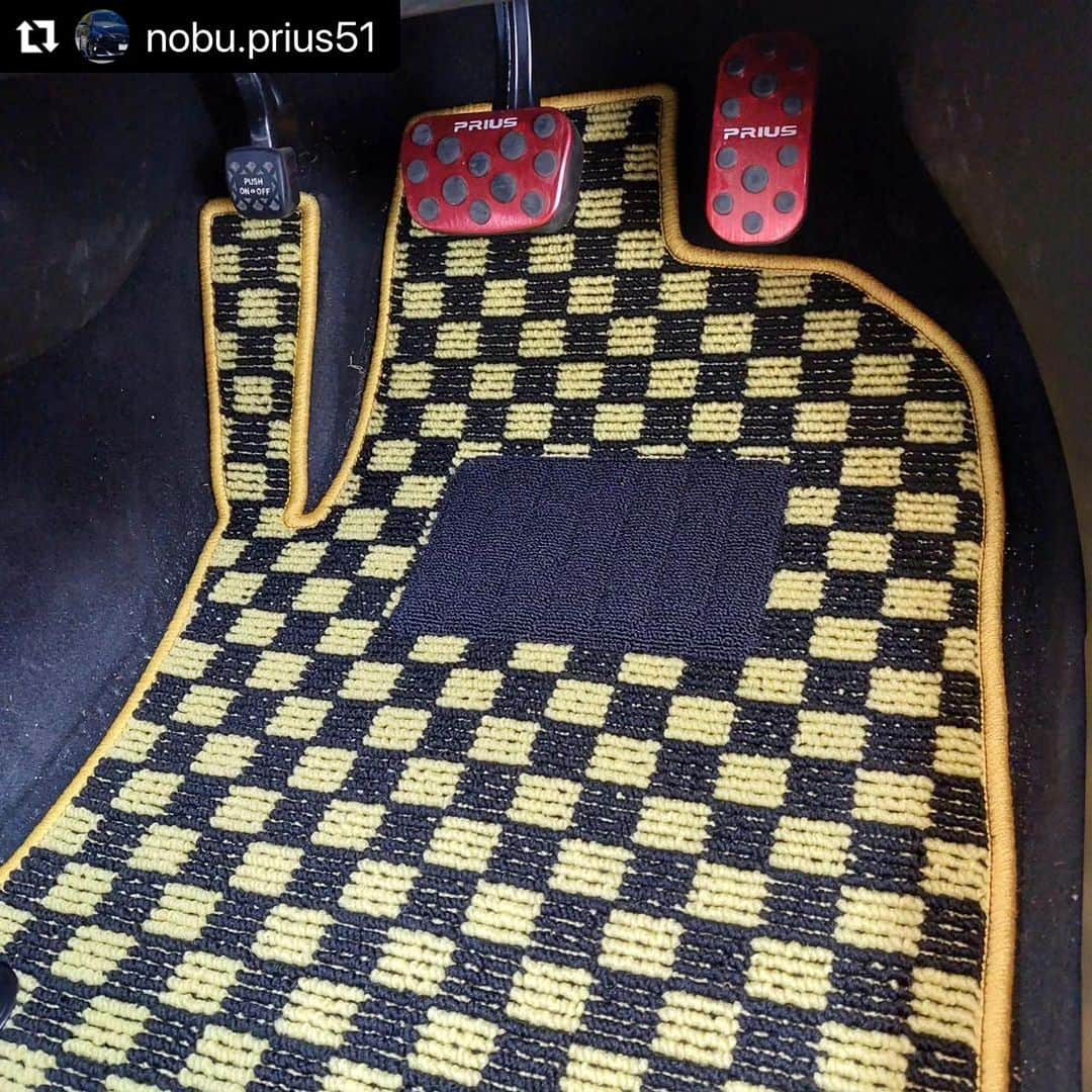 FJ CRAFTのインスタグラム：「ポップイエロー💛🖤 オプション変更でオーバーロックもイエローに😆  シート横隙間パッドのプリウスロゴのカラーと合っていてすごく素敵です✨  ①製作希望車種：トヨタプリウス50 ②マットの種類：フロアマット ③マットの生地：ポップイエロー ④マットの裏地：フェルト ⑤オーバーロック：イエロー ⑥ステッチ：標準 ⑦ヒールパットカラー：標準 ⑧ヒールパットサイズ：標準  ※マットの裏地はゴムスパイクとフェルトからお選び頂けます。 弊社のオススメはグリップ力のあるフェルトとなっております✨  ————————————————  素敵なご投稿ありがとうございます♪  #Repost @nobu.prius51 with @use.repost ・・・ 内装編  装着する前から分かる品質の良さ❗ 正直舐めてました(笑)  サイズぴったり🎵裁縫のクオリティーもさすがはMADE IN JAPAN❤️  空気触媒加工も施され社外品のqualityではない(笑)  フロアマットの種類やカラーや組み合わせも多くスタッフさんの対応も最高でした🎵  一気に車内の雰囲気が変わりました✨  自分だけのオリジナルフロアマットは気分最高です✨🚗✨  #プリウス我流　#@fj.craft 　#モニター　#エフボーイ　#カーマット　#フロアマット　#空気触媒　#プリウス俺流　#プリウス50前期 　#プリウス前期　#プリウス50系 　#プリウス50 　#プリウス51 　#プリウス奈良 　#プリウスのある生活 　#プリウス　#プリウスブラック 　#プリウスカスタム　#シックスセンス　#ロクサーニマルチフォルケッタ　#我流スタイル　#priustoyota 　#prius50 　#prius51 　#prius 　#PRIUS 　#奈良県」