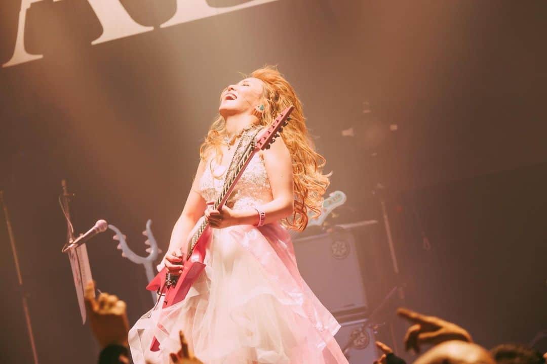 トキのインスタグラム：「Aldious大阪公演まであと2日🐙 全てが始まった場所。 生きててよかったって思えるくらい、思いっきり楽しもうね。 私は楽しむぞ！！！ 人生思いっきり楽しもう。沢山の笑顔に会えますように！！！  Photo by @sai_cho_823  #Aldious #アルディアス #aldioustoki #live #esp」