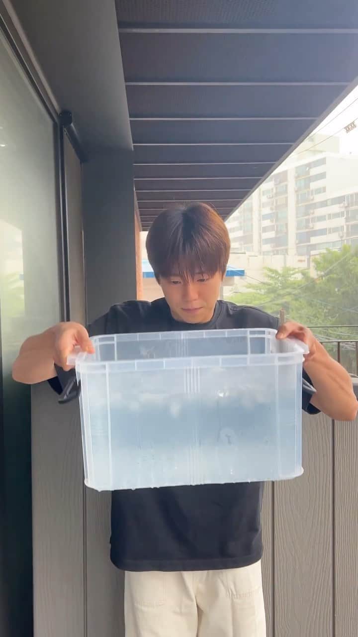 イ・ヒョヌのインスタグラム：「#허준석 형의 바톤을 이어받아 #2023아이스버킷챌린지에 동참하게 되었습니다🪣   이번 아이스버킷챌린지는 국내 최초 루게릭 요양병원 착공 소식과 함께하게 되어 더욱 뜻깊은 것 같습니다. 루게릭병 환우분들과 가족분들께 조금이나마 힘이 되시길 바라며, 저도 계속 관심을 가지고 응원하고 있겠습니다.  다음으로 챌린지를 이어가주실 세 분은 박기웅 님(@oopkwoo ), 배현성 님(@baehyeonseong_ ), 그리고 이 영상을 보고 계신 분들 중 따뜻한 마음에 동참하고 싶으신 분입니다. 루게릭 요양병원 건립에 많은 분들의 관심 부탁드립니다~!  #루게릭요양병원건립 #승일희망재단  #icebucketchallenge #2023아이스버킷챌린지  #희망의끈을이어갑니다」