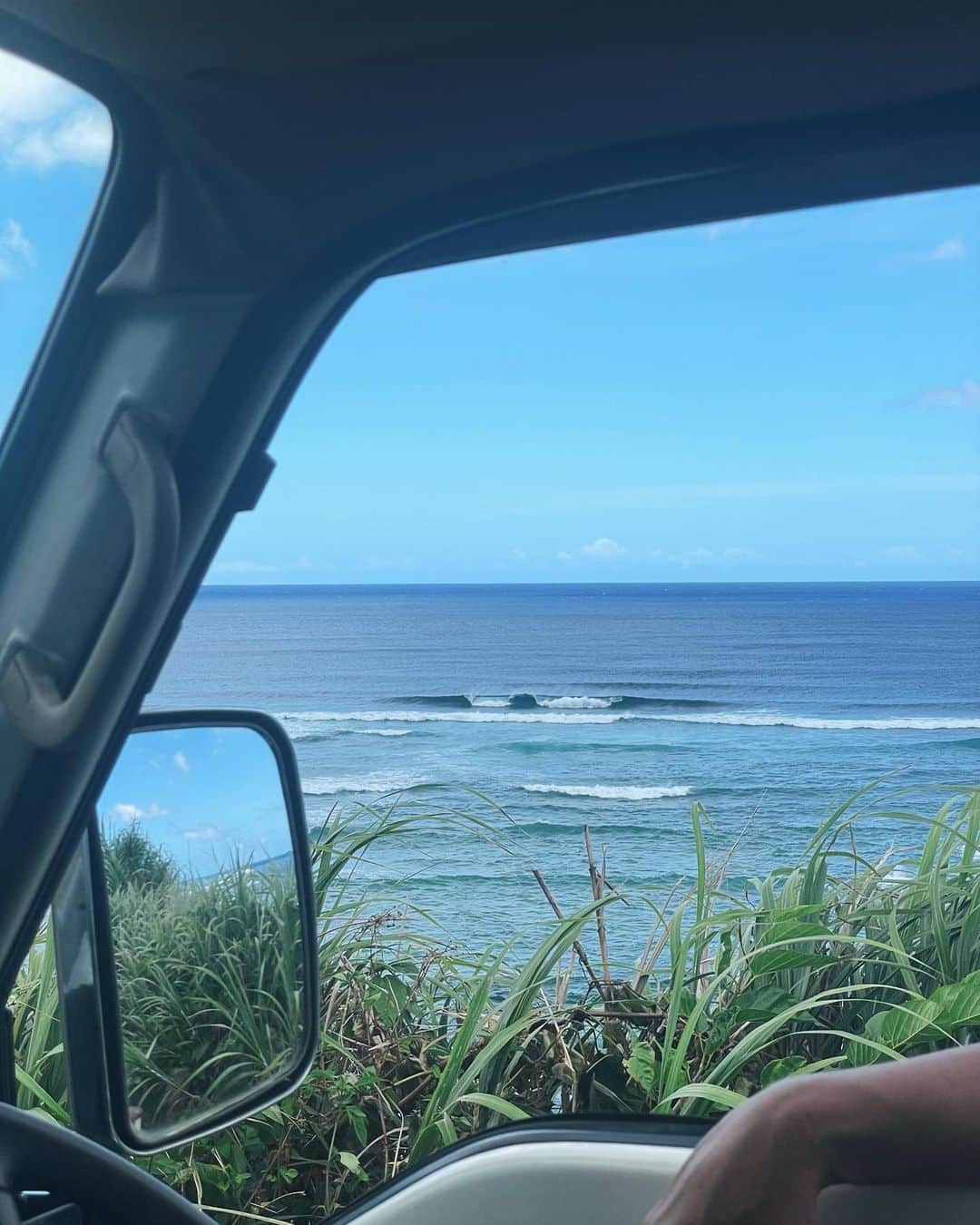 清宮佑美さんのインスタグラム写真 - (清宮佑美Instagram)「Amami Island🩵 今年3回目の奄美大島は とあるブランドさんの撮影で行ってきました📸まずはオフショット。  潮回りを確認しながら 撮影の合間にみんなでサーフィン🏄🏾‍♀️🏄🏾‍♀️🏄🏾‍♀️🏄🏾‍♀️ 最高に幸せな撮影trip🩵 海水ぬるぬる♨️ 水着surfしたら 見事に真っ赤に日焼けしちゃったので 天然のアロエを塗り合いっこ🌿 純度100%のアロエは 火傷に近い日焼けの鎮静にすごく助かりました✨ これから奄美に行く方は ラッシュガードを持参することをオススメします！ 歩いてる間も日焼けが痛いから 羽織りや布を被るのも良いかも🥺  今回の宿も ペンション グリーンヒルにお世話になりました🏨 そこで 水着ブランドの @eit_swim のpop-upも7/31まで開催中なので 大好きな @alice_kazama & @maaasayo とも サーフィンしたり ご飯したり 楽しい時間を過ごせました🩷一足早めな夏休み気分🌻 日焼けが痛いけど 楽しんだ証拠！ 皆さん ありがとうございました🙌🏾 奄美の大自然の素敵なロケーションで たくさん撮影したのでデータ楽しみだな🪸  Direction: @kim_kim928  Photographer: @nachos.san  PR: @mzcchan  Coordinator: @greengoodman  Pension: @greenhillsurf_cafe   #奄美大島 #ペンショングリーンヒル #サーフィン #amamiisland #pensiongreenhill #shooting #surfing」7月13日 13時09分 - yuumi_seimiya