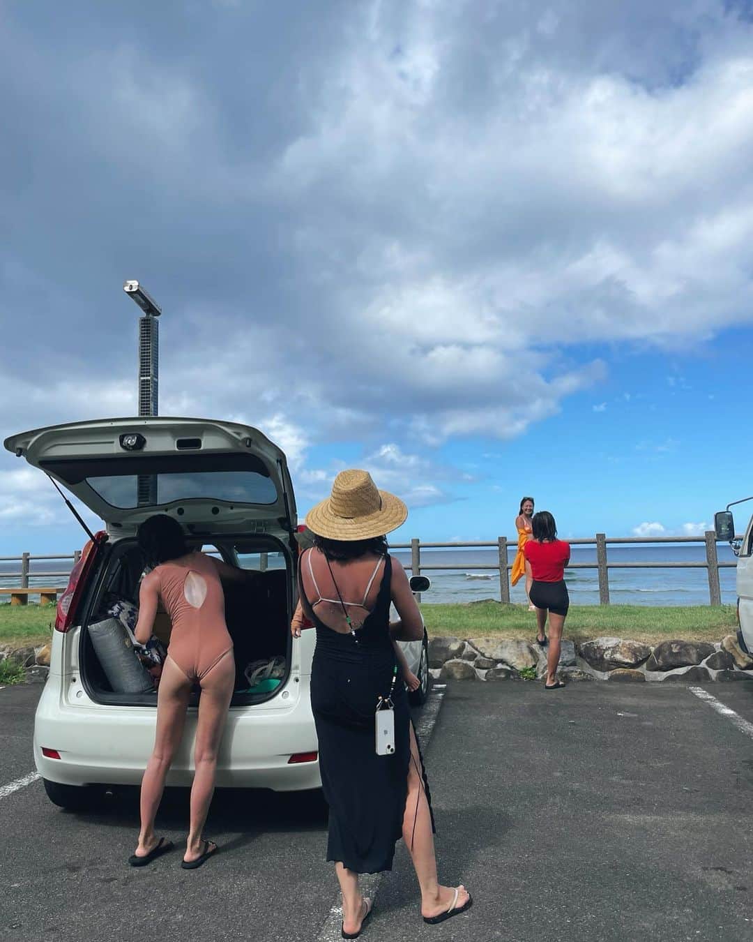 清宮佑美さんのインスタグラム写真 - (清宮佑美Instagram)「Amami Island🩵 今年3回目の奄美大島は とあるブランドさんの撮影で行ってきました📸まずはオフショット。  潮回りを確認しながら 撮影の合間にみんなでサーフィン🏄🏾‍♀️🏄🏾‍♀️🏄🏾‍♀️🏄🏾‍♀️ 最高に幸せな撮影trip🩵 海水ぬるぬる♨️ 水着surfしたら 見事に真っ赤に日焼けしちゃったので 天然のアロエを塗り合いっこ🌿 純度100%のアロエは 火傷に近い日焼けの鎮静にすごく助かりました✨ これから奄美に行く方は ラッシュガードを持参することをオススメします！ 歩いてる間も日焼けが痛いから 羽織りや布を被るのも良いかも🥺  今回の宿も ペンション グリーンヒルにお世話になりました🏨 そこで 水着ブランドの @eit_swim のpop-upも7/31まで開催中なので 大好きな @alice_kazama & @maaasayo とも サーフィンしたり ご飯したり 楽しい時間を過ごせました🩷一足早めな夏休み気分🌻 日焼けが痛いけど 楽しんだ証拠！ 皆さん ありがとうございました🙌🏾 奄美の大自然の素敵なロケーションで たくさん撮影したのでデータ楽しみだな🪸  Direction: @kim_kim928  Photographer: @nachos.san  PR: @mzcchan  Coordinator: @greengoodman  Pension: @greenhillsurf_cafe   #奄美大島 #ペンショングリーンヒル #サーフィン #amamiisland #pensiongreenhill #shooting #surfing」7月13日 13時09分 - yuumi_seimiya