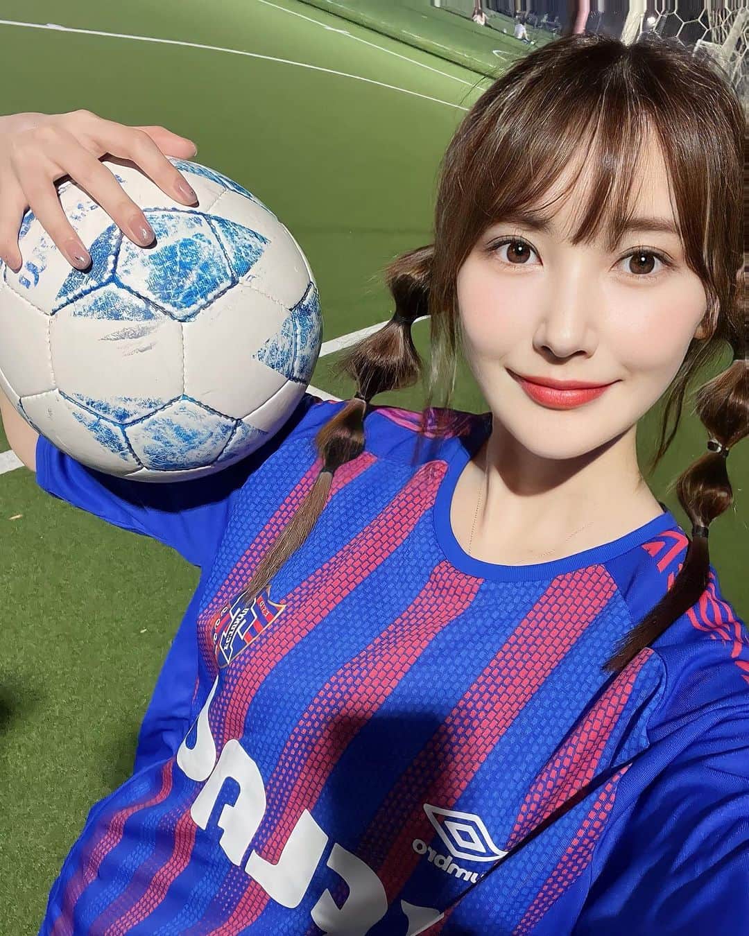 璃子のインスタグラム：「この前フットサルした時の⚽️ 体動かすの気持ちいいけど暑かった〜🥵 #フットサル#フットサル女子」