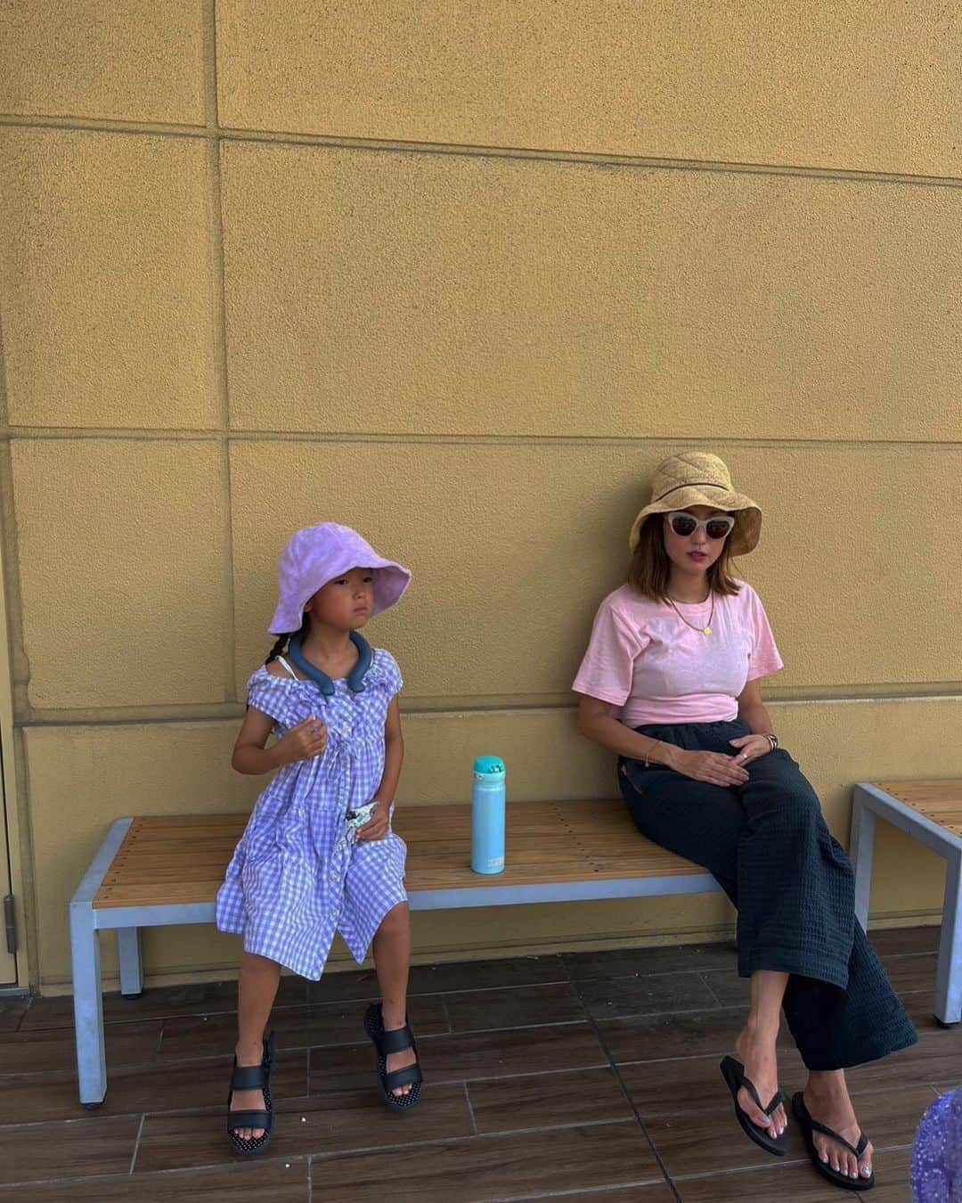 堀舞紀のインスタグラム：「👒〜  今年のJAPANは 灼熱過ぎよね〜  こんな暑いのに まだ梅雨あけてないんだって！  え😀。ビックリ。  今日は朝から 2ヶ月ぶりにまつ毛パーマ🫶🏾  してもらってブァサンブァサン👁に 復活したから 視界が開けてご機嫌ス！ @matsueku   134混んでたよね🤔、、、  #母親服装  👆🏾 @daddysgirl_official  のtopsは生地感が涼しくて backデザインも 🎀でお洒落そうな人に見えそう だから買って大正解🙌🏾だった。  👖は @maaiqheart  夏はここのパンツが制服😂 コットンでベタつかないし、 しっかりした生地でゆったりシルエットなのでとにかく体型を拾わないんだよ✨  気に入り過ぎて 二色もってる🙄🙄  てへ。  bagは(swipeしてね)🛍 全く同じのぶら下げてる お母さんを 見た！！！  オソロイデスッッッ！  って車の中から 叫びそうになった😂 @ayakawasaki  あやさんの巾着シリーズ🫶🏾💕  てへてへ。」