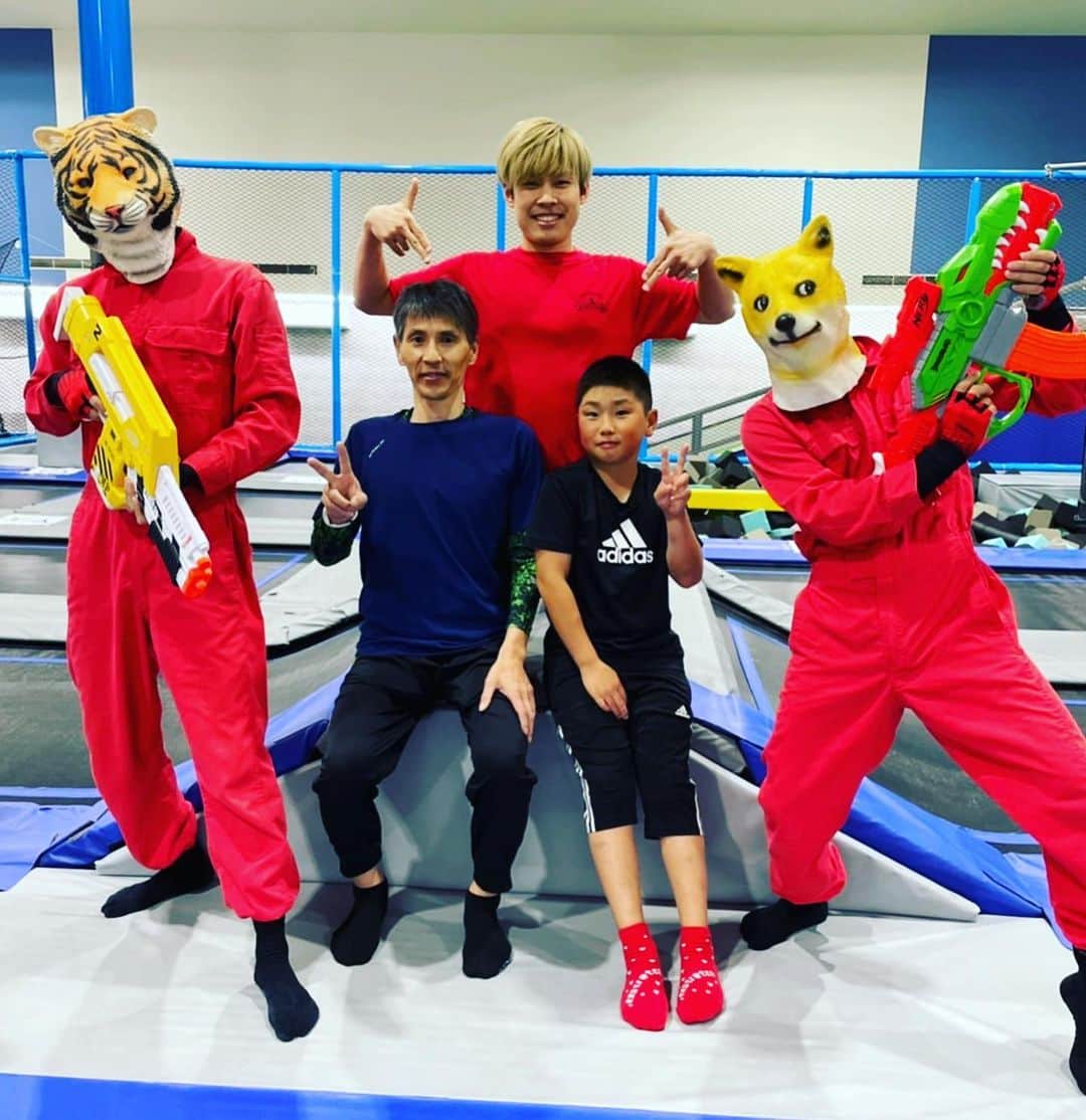 Kamiwaza Trickshotsのインスタグラム：「人気YouTuber カミワザさんが当店を利用し、ご紹介いただきました！ 後日動画upされますので お楽しみに！！  @kamiwazatrickshots」