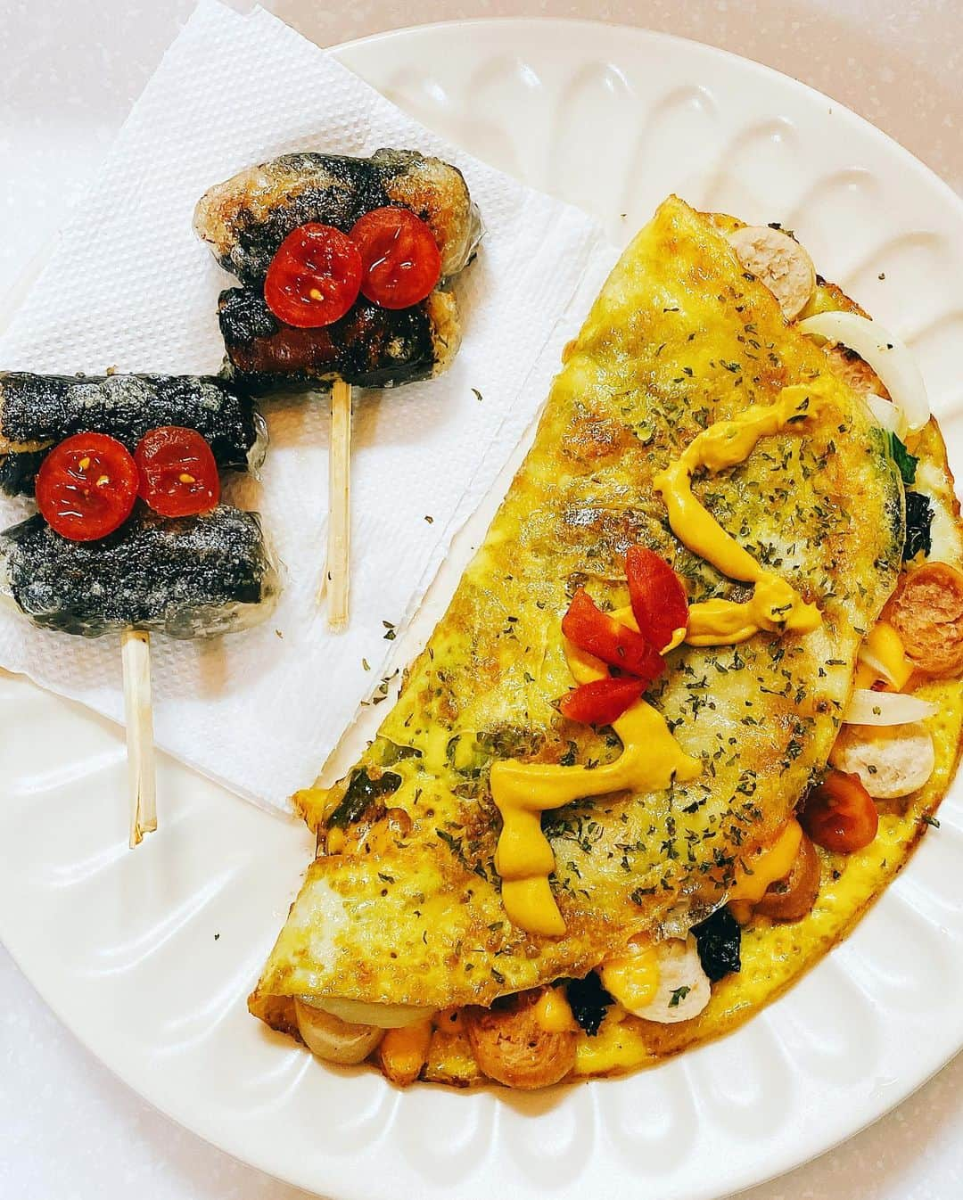 リンジのインスタグラム：「❤️뚝딱뚝딱 냉장고 재료털기! 나와라 린쉪!! 👩🏻‍🍳  1️⃣[No밀가루!라이스페이퍼 계란피자]🌮 라이스페이퍼를 이용해서 밀가루와 튀김가루 역할을 대신하고, 그 위에 계란을 풀어 바삭하고 쫀득한 겉 식감을 만들고!!  그 안에 쌈채소와 닭가슴살 소시지, 토마토,찬물에 담군 양파, 치즈 넣어주면 끝♡  2️⃣[라이스페이퍼 닭가슴살 소떡소떡🍢] 라이스페이퍼 살짝 적신 후 김 깔고 안에 닭가슴살 소시지 넣고 페이퍼 돌돌말면 끝!  3️⃣[전자렌지 웰빙 스파게티🍝] 스파게티 면 삶고 닭가슴살 소시지,토마토,남은 야채 넣고 토마토소스와 후추, 치즈 넣고 랩 싸서 전자렌지로 간편요리!   #닭가슴살요리#닭가슴살소시지 #라이스페이퍼#라이스페이퍼피자#웰빙#전자렌지요리#전자렌지스파게티#microwavespaghetti #다이어트음식#ricepaper #healthyfood#cooking#yammy 😋  #린쉐프👩🏻‍🍳」