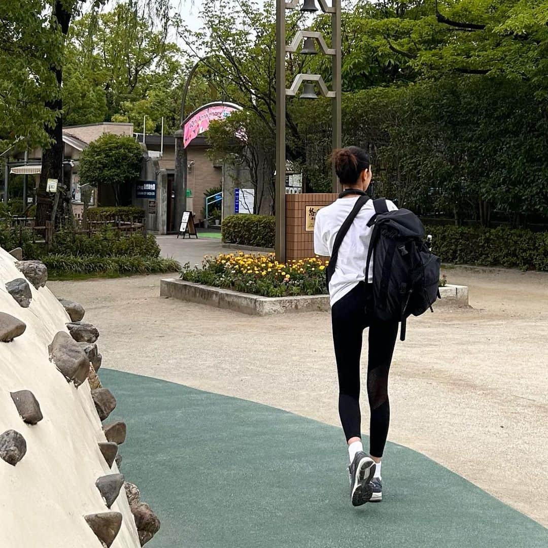 のインスタグラム：「・ 4歳わんぱく小僧の安全を守る為には、 公園も動物園も、もはやディズニーも この服装が一番な気がする🙆‍♀️笑」
