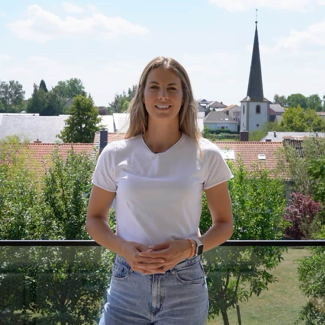 マンデイ・ミネラのインスタグラム：「🇱🇺 Ech hunn decidéiert, dass et fir mech Zäit fir en neit Kapitel ass.  Lëtzebuerg ass mäin Doheem an ech hunn hei meng Famill gegrënnt. An ech wëll mech an Zukunft och hei engagéieren a fir eng gutt Zukunft asetzen. Dofir wäert ech den 8. Oktober mat der DP an d’Wale goen. Grad bei den Theme Sport a Famill hunn ech vill Iddien, wat mir nach alles ëmsetze kënnen!  Méi Detailer fannt dir hei am Video.  🇬🇧 I have decided that it is time for a new chapter in my life. Luxembourg is my home and I started my family here. And this is where I want to get involved  and work towards a good future. That is why I will join the DP for the upcoming elections on October 8. Regarding the topics of sport and family, I have many ideas that we can implement! You can find more details in the video. 💙」