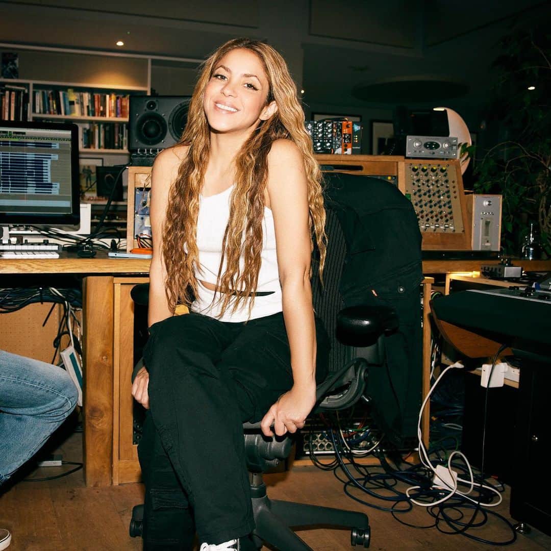 シャキーラのインスタグラム：「Studio Time in London 📸 @nicolasgerardin」