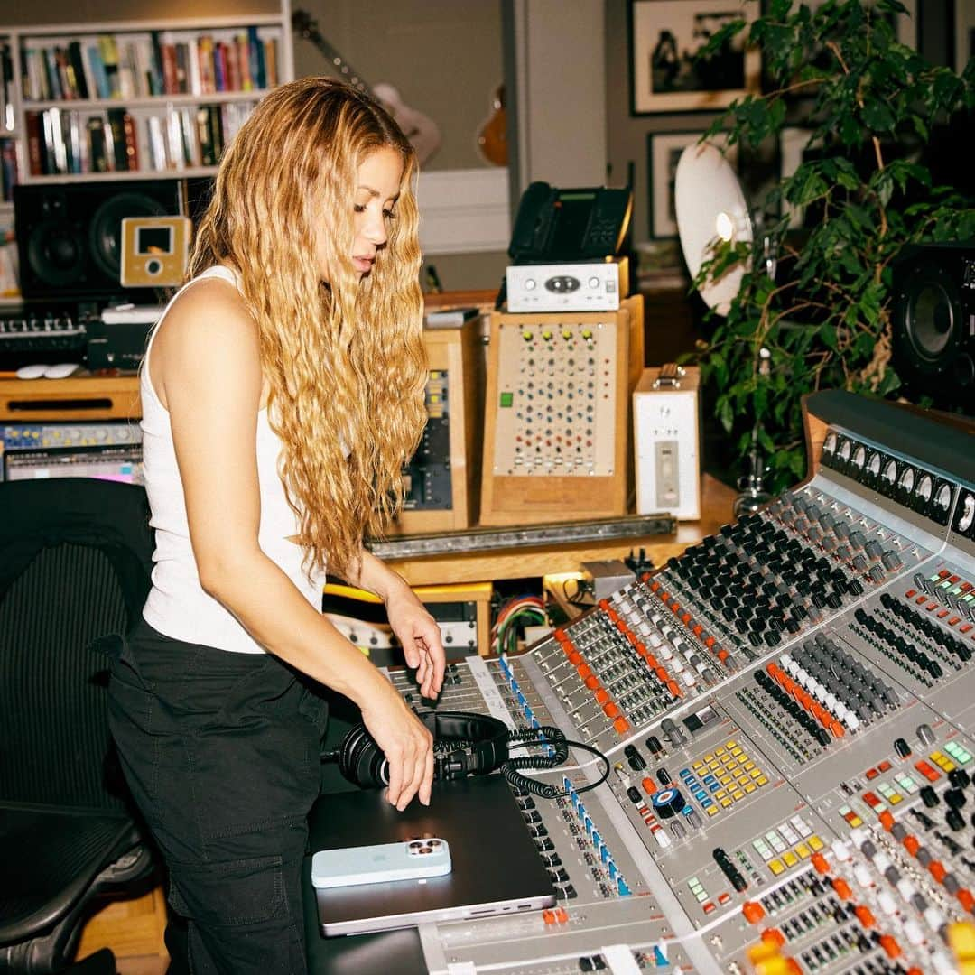 シャキーラさんのインスタグラム写真 - (シャキーラInstagram)「Studio Time in London 📸 @nicolasgerardin」7月13日 4時44分 - shakira