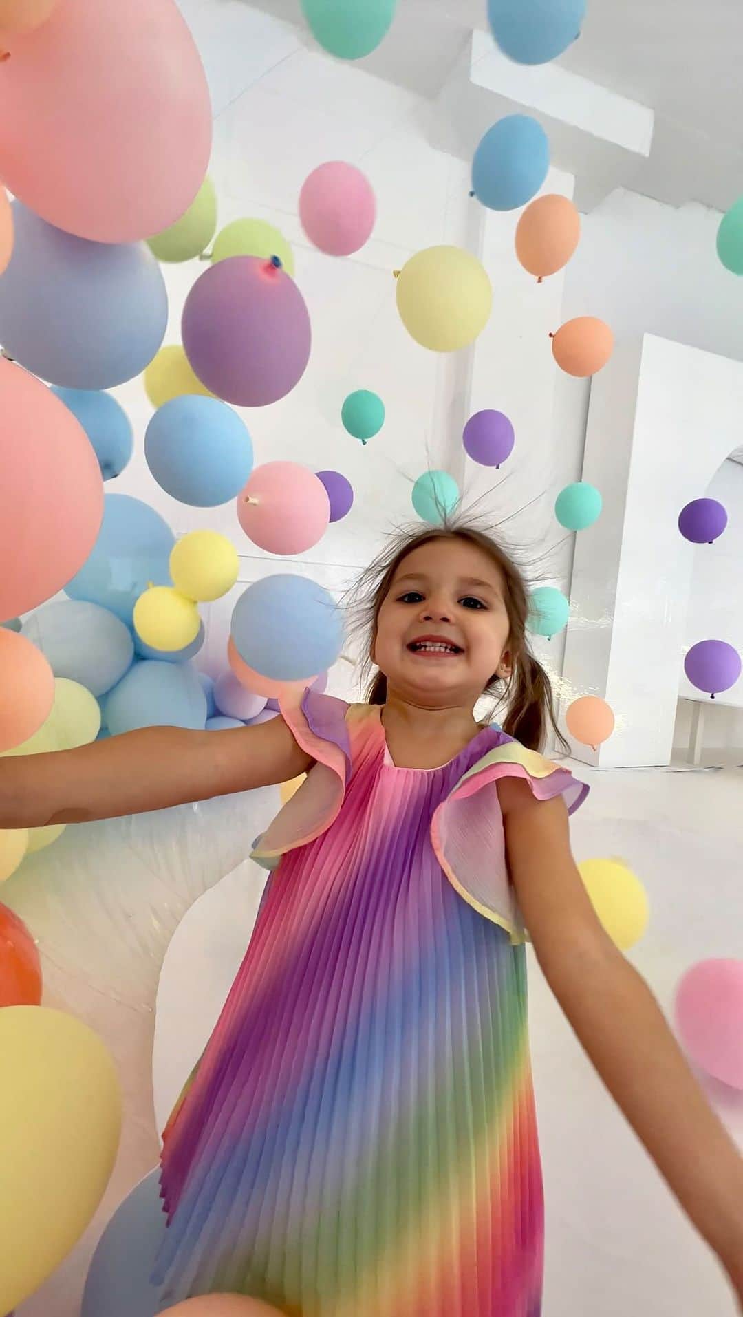 Elisabeth Riouxのインスタグラム：「Wolfie’s 3rd birthday was an absolute success even tho you’ll see at the end of the video it kinda went wrong haha, but everyone & more importantly Wolfie had the time of their life 🦄 she will definitely remember it forever (or I have this video for her hihi)   & before everyone asks me :  Event was fully planned A to Z by @pknik.ca , always making miracles years after years 🥳 Event space that last minute saved our life due to rain (event was supposed to be outside so it’s cool to have a second option!!) @lerevestudio 🌈 Best & prettiest buffet I Have everrr seen @foodie.fruity 🥂  Ice cream and popcorn @sweetsandtreats.mtl @ladiperie 🍦 Cake and sweets @lesahdeline 🧁 Bubble house @amusement_lilou 🌸」