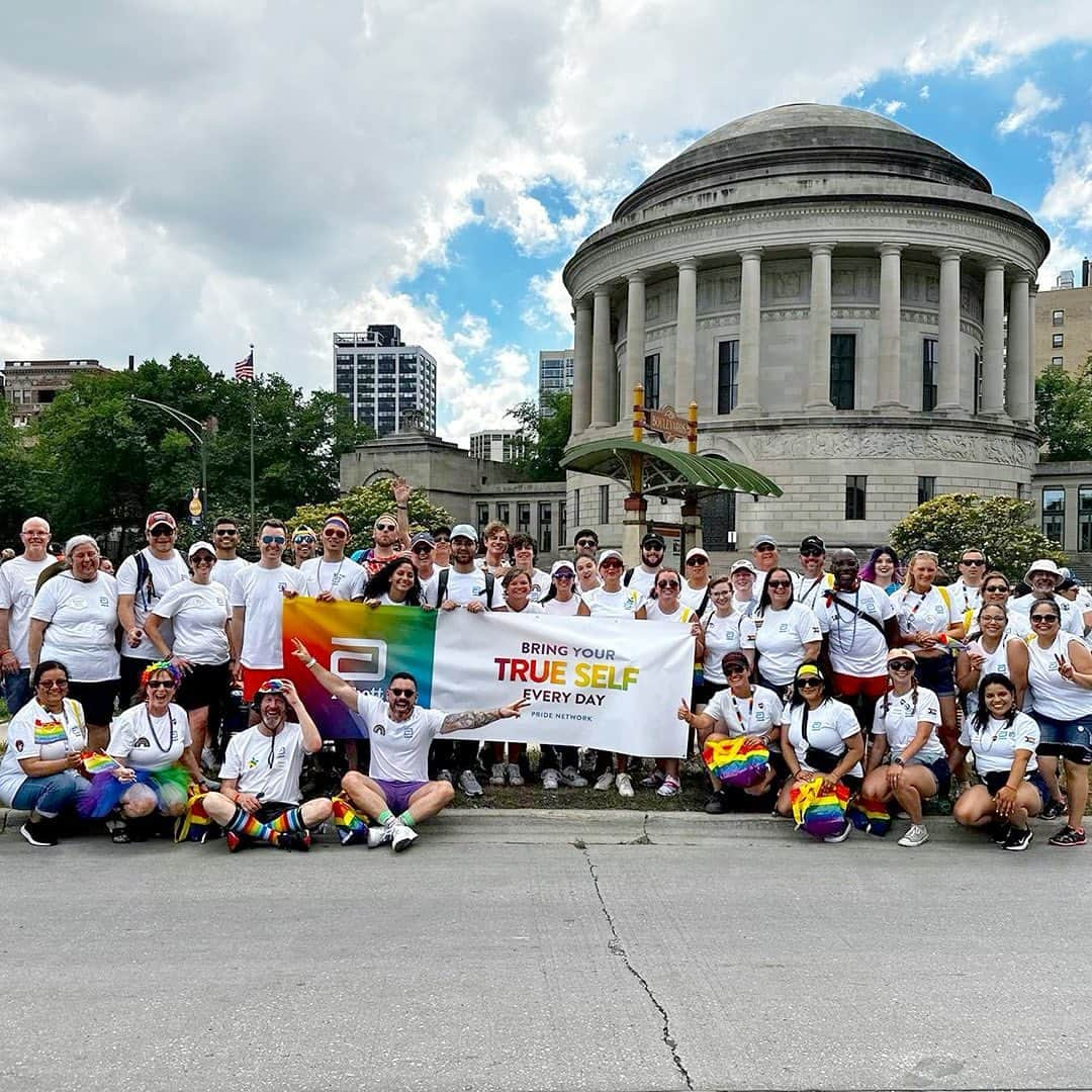 アボットジャパンさんのインスタグラム写真 - (アボットジャパンInstagram)「We're proud of who we are because our LGBTQ+ employees are who they are. We're supporting our employees celebrating in their local communities around the world.」7月13日 4時53分 - abbottglobal