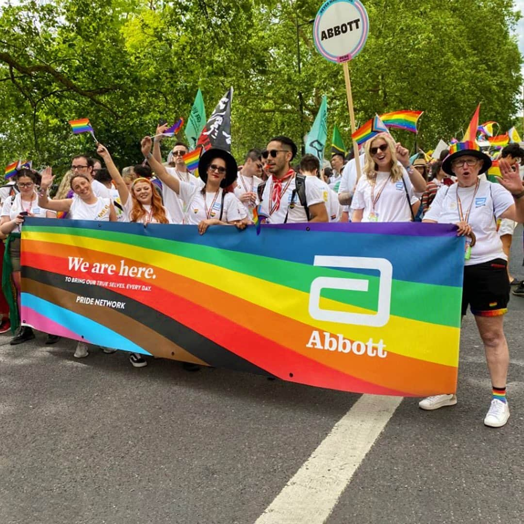 アボットジャパンさんのインスタグラム写真 - (アボットジャパンInstagram)「We're proud of who we are because our LGBTQ+ employees are who they are. We're supporting our employees celebrating in their local communities around the world.」7月13日 4時53分 - abbottglobal