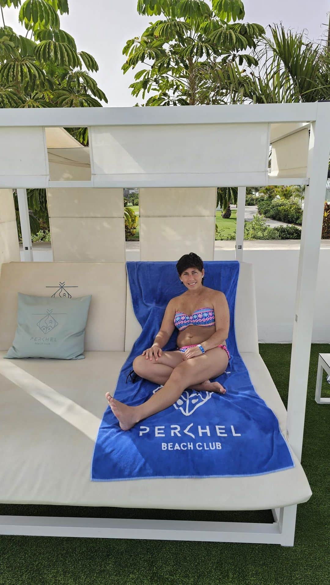 カルラ・スアレス・ナバロのインスタグラム：「Un día de verano diferente, totalmente recomendable para ir en familia, con tu pareja o con amigos.  Muchísimas gracias por la atención recibida @perchelbeachclub  ¡ Repetiremos ! ❤️」