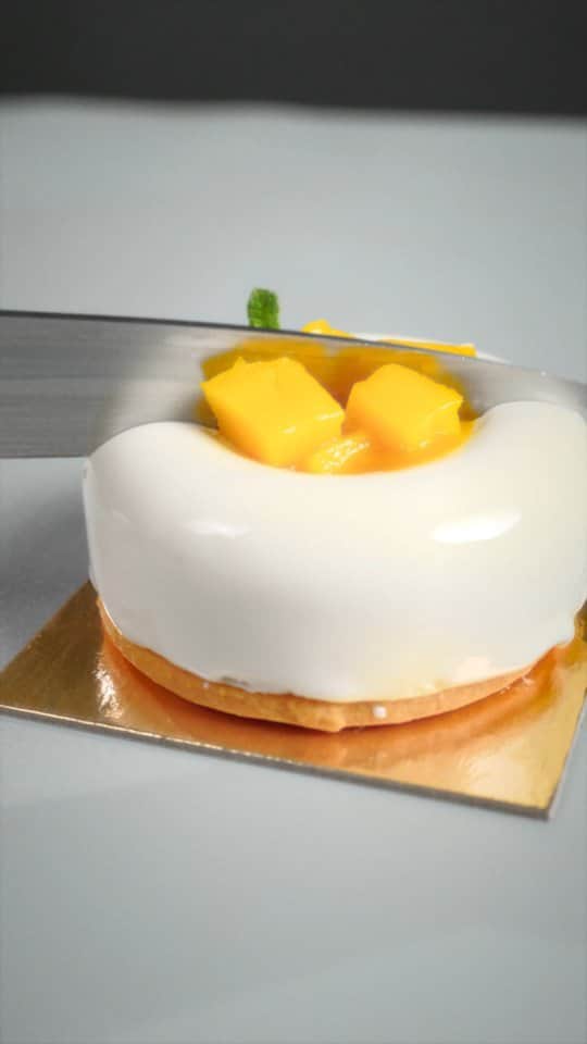 オリガ・ノスコワのインスタグラム：「Obsessed with my cake? I can't blame you!🤤  Click the link and join to create and try :)   Don't sabotage yourself by thinking that expensive-looking are you just for restaurants. You can do most of it easily at home, you just have to learn the right skills with proper traning.   If you feel like it's finally time to do something more serious for your cooking skills than just watching videos, email me and I'll send you more information about the class or click the link and join to create and try :)」