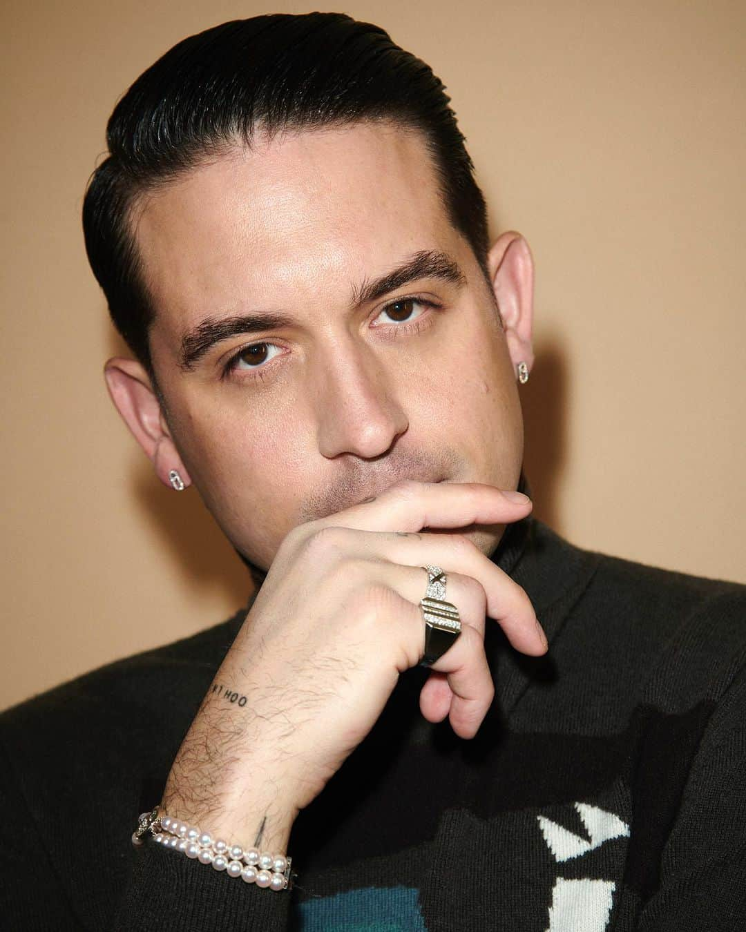 G-Eazyのインスタグラム：「After taking some time out to get his mind right and rediscover his love for music, @g_eazy is back in the studio working on his seventh studio album.   For the autumn issue of @somethingabout_rocks, the chart-topping rapper shares some insight into what fans can expect from the release, why he loves Paris so much, and his special reason for buying a Rolex.   “I want to put out a truly incredible body of work that gets recognised and received in the right way. I’m really excited for this album. It’s so exciting to be having fun again,” he says. “My intentions are clear. I want to reclaim the spot that was mine.”   Discover an exclusive excerpt online and the full interview and shoot in the autumn 2023 issue, out now.  #GEazy wears @tasaki_intl Atelier white gold Cove bracelet, set with Ahoy pearls and diamonds; @debeersofficial white gold RVL signet ring, set with white round diamonds; @chaumetofficial white gold Liens Évidence ring, set with brilliant-cut diamonds; @hermes jumper, photography by @andrewwoffinden with styling (jewellery) by @felixbischof_, styling (fashion) by @neoncomplex, interview by @officialillwill, grooming by @emilieplumemakeup at @carolhayesmanagement and fashion assistant @romychmilewsky.」