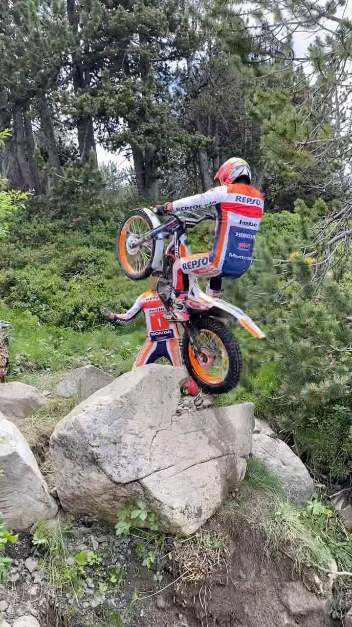 藤波貴久のインスタグラム：「Still remember it😏 #enjoy #trial  @hondaracingcorporation  @box_repsol  @trialteamhrc  @alpinestars  @renthal_moto  @michelinmotorsport  @twin_air  @showabygpe  @s3parts.official  @didchain  @galfer_brakes  @braktec  @hebo.factory  @ogio_powersports」