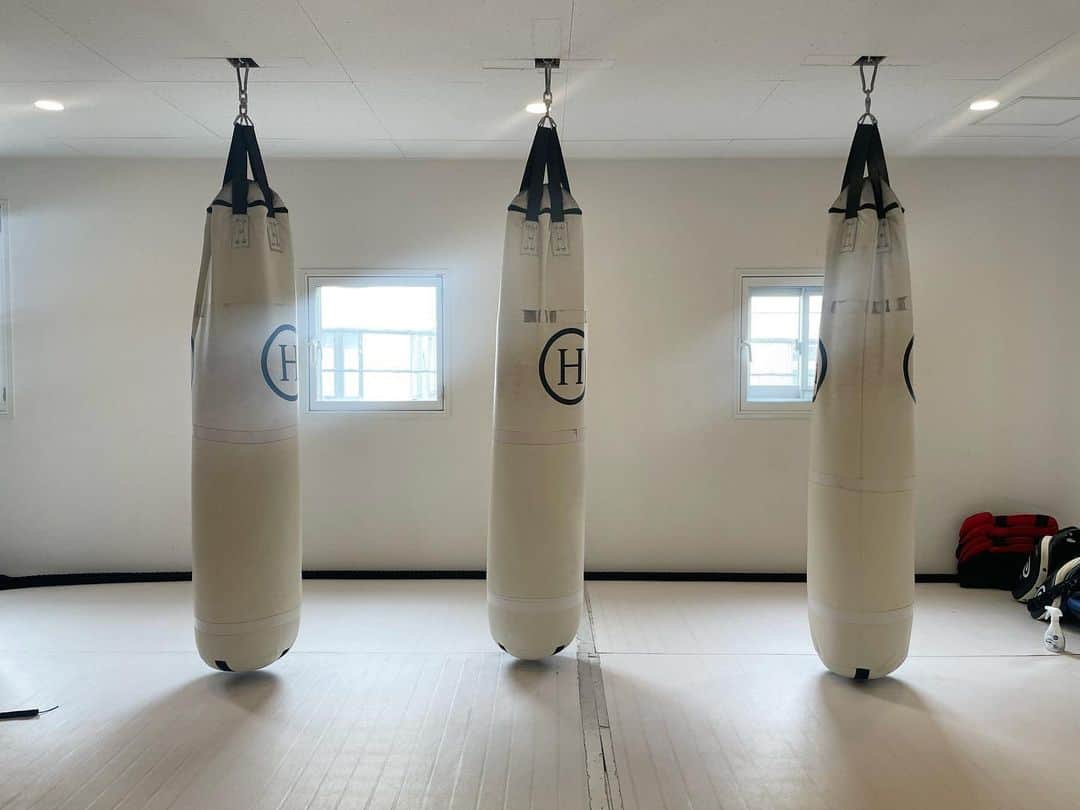 YUMIKOのインスタグラム：「🥊kickboxing🥊  最近はこちらに通っております 格闘技なんてルールもわからず ねこパンチレベルからはじめて 3ヶ月ちょっと経ちました 筋トレもできます  こんなに短時間で汗かく 有酸素運動ないでしょって感じ もっと上手になりたいです🤛🏻  ストーリーのせたら 女子たち興味ありますね〜 キレイだからオススメですっ ガチ勢も実はいらっしゃるので 男性にもオススメ ちっちゃい子遊べるゾーンあるので ママは子連れでいいんです！ これなかなかない  無料体験できます🥊  #札幌キックボクシング #トレーニング#札幌ジム#札幌ママ#ママトレ#筋トレ」