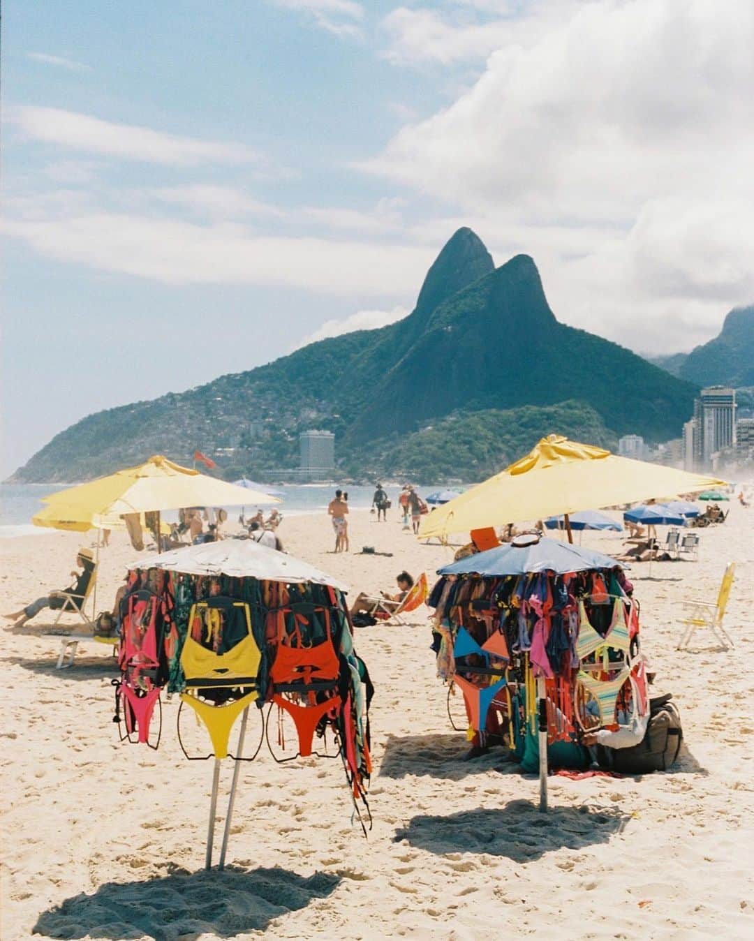 リンダ ファローのインスタグラム：「#LINDAFARROW teamed up with Rio-born photographer @rafael_moura on location to capture the city through his lens.   Shot on film, Rafael Moura creates intentional authentic imagery to connect us with the the true spirit of Rio de Janeiro.   #PostcardsFromRio」