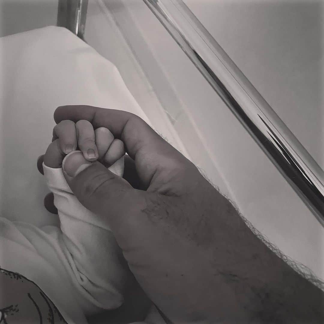 カレン・ハチャノフのインスタグラム：「12.07.2023 welcome to the world my second baby boy Mikael🙏🏻❤️ // 12.07.2023 Добро пожаловать мой второй сын Микаэль 🙏🏻❤️」