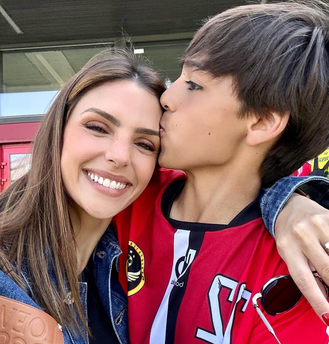 カロリーネ・セリコのインスタグラム：「O sorriso não esconde a alegria da mãe ao abraçar seu filho! Nada é melhor que estar com eles: meu filho, minha filha, meu marido... Minha família! Como eu amo vocês! ❤️ Parada rápida na Finlândia, Helsínski para ver meu filho amado jogar ⚡️  #CaCelicoFamily」