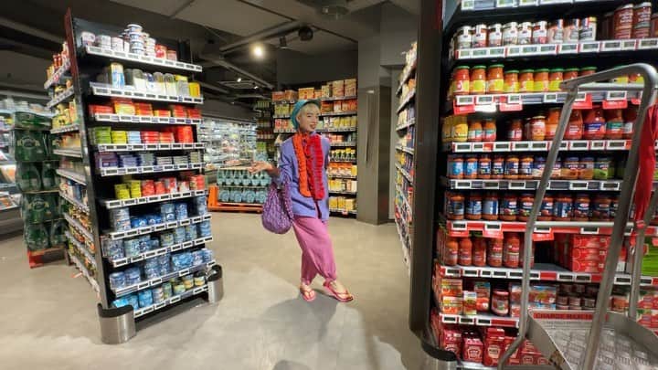 アオイヤマダのインスタグラム：「おはようございます。  どこかの国に行ったら、 その国の食事情が気になります。 フランスはチーズ、ハム、 オーガニック食材、オリーブオイル、特にニースはロゼが豊富な場所でした。  みているだけで、感受性のストレッチ。  皆さんのお気に入り調味料(国内外問わず) お聞きしたいです。  よい一日を🍅」