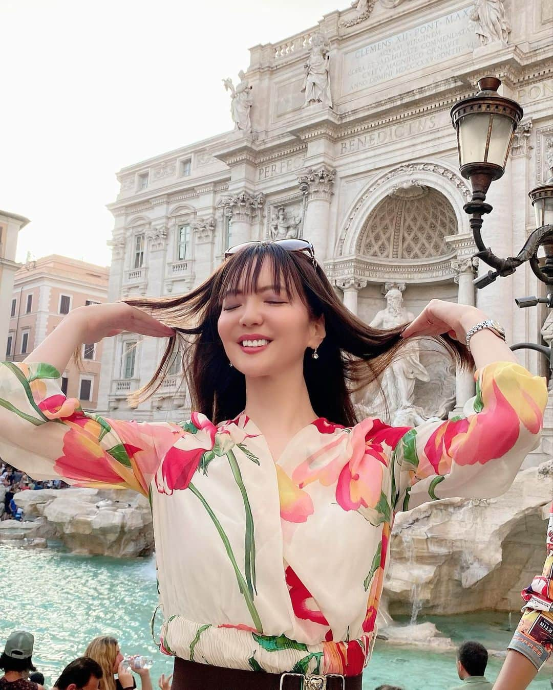 久本直美さんのインスタグラム写真 - (久本直美Instagram)「トレヴィの泉⛲  世界中から沢山の方が訪れる言わずと知れた名所。 右手で左肩越しに後方へ🪙コインを投げる願掛け✨  1枚→もう一度ローマに帰って来れる  2枚→大切な人とずっと一緒にいれる ロマンティックなイタリア🇮🇹ならでは。  #ローマ #トレヴィの泉  #ローマの休日 #2枚目は失敗バージョン」7月13日 6時09分 - naomixing