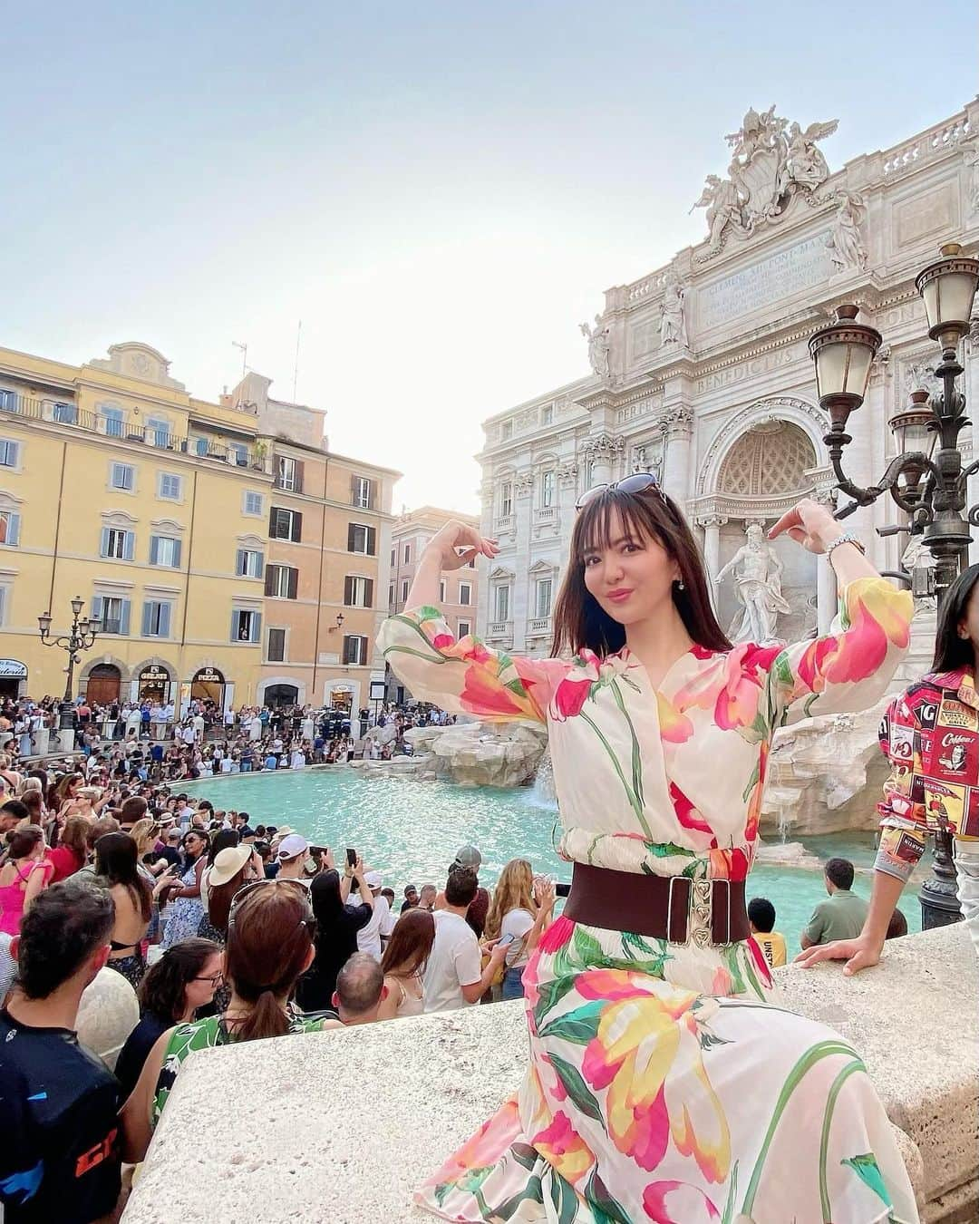 久本直美さんのインスタグラム写真 - (久本直美Instagram)「トレヴィの泉⛲  世界中から沢山の方が訪れる言わずと知れた名所。 右手で左肩越しに後方へ🪙コインを投げる願掛け✨  1枚→もう一度ローマに帰って来れる  2枚→大切な人とずっと一緒にいれる ロマンティックなイタリア🇮🇹ならでは。  #ローマ #トレヴィの泉  #ローマの休日 #2枚目は失敗バージョン」7月13日 6時09分 - naomixing