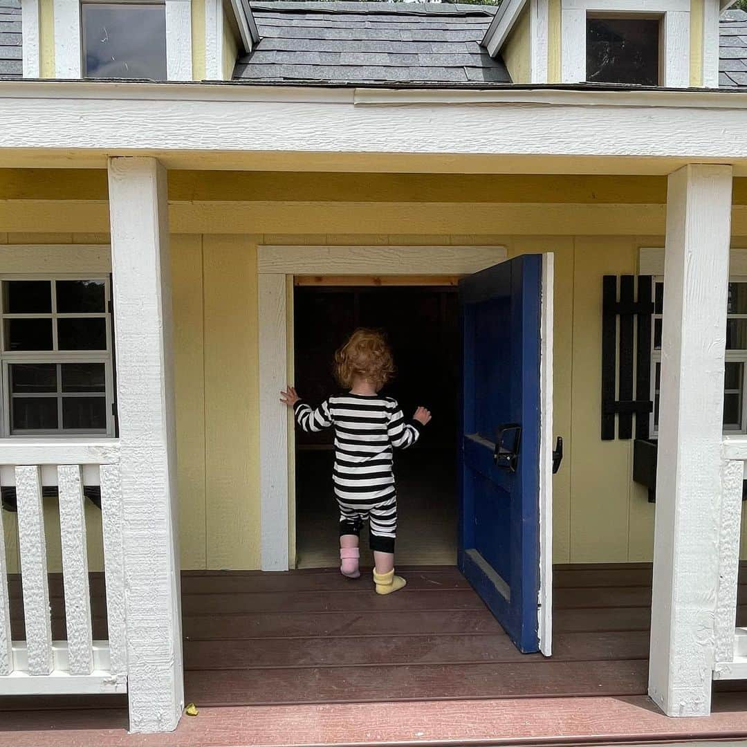 リディア・ハーストさんのインスタグラム写真 - (リディア・ハーストInstagram)「I got a shed for my new garden area! But, I think Dimity will enjoy and use it more than I do 🏡 💛」7月13日 6時21分 - lydiahearst