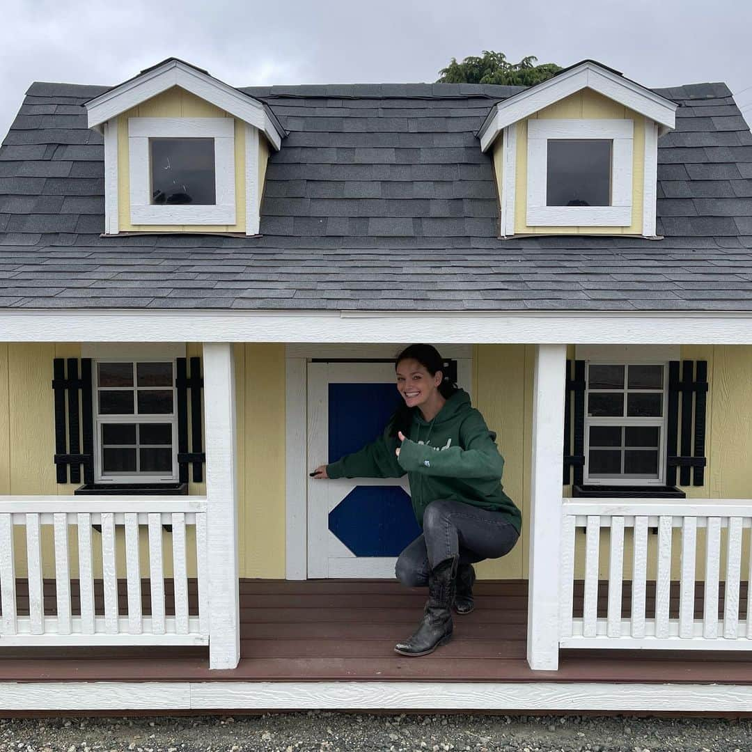 リディア・ハーストのインスタグラム：「I got a shed for my new garden area! But, I think Dimity will enjoy and use it more than I do 🏡 💛」