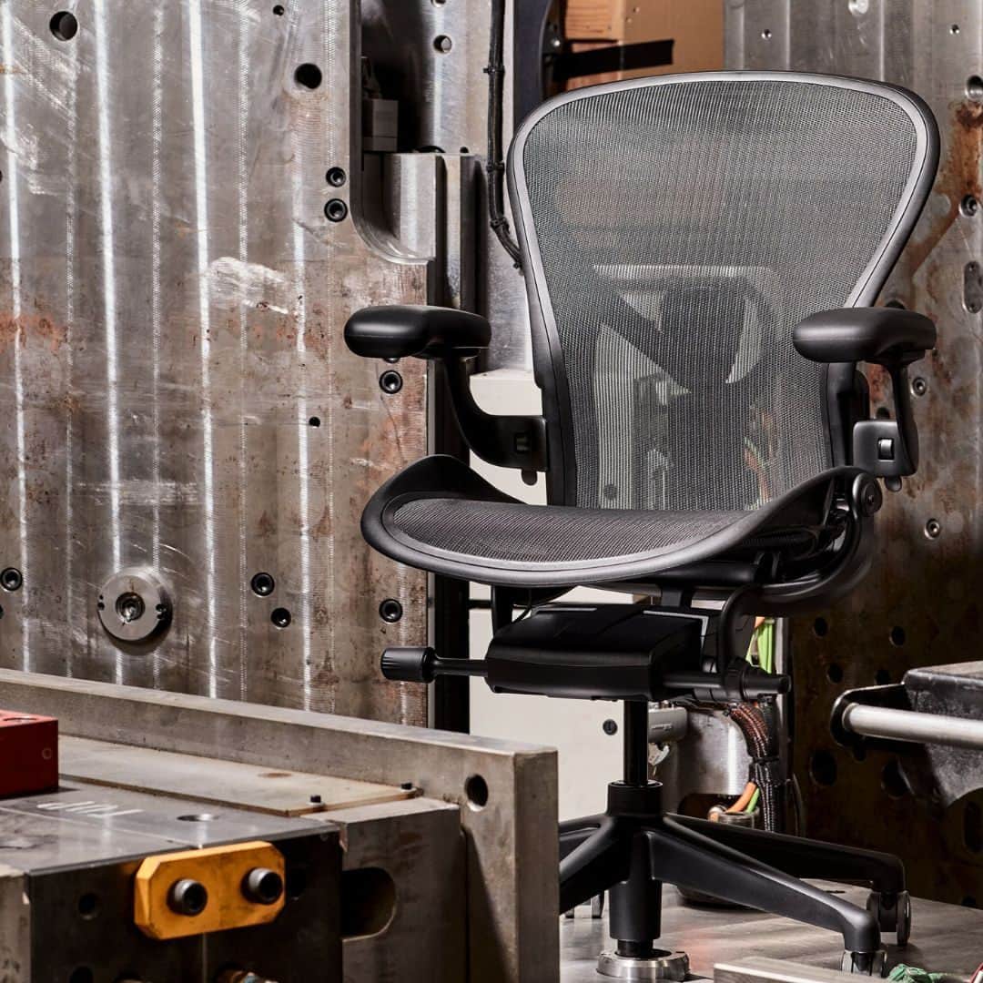 Herman Miller （ハーマンミラー）のインスタグラム：「We know that unwanted office furniture often ends up in landfills. In 2009, we created rePurpose, a program that funnels customers' unwanted furniture and other office assets to deserving nonprofits. Since then, we’ve diverted more than 25,000 tons from landfills through a combination of donation, resale, reuse, and recycling. Just contact us and we do the rest, managing the process from beginning to end. Learn more about rePurpose at our link in bio.」